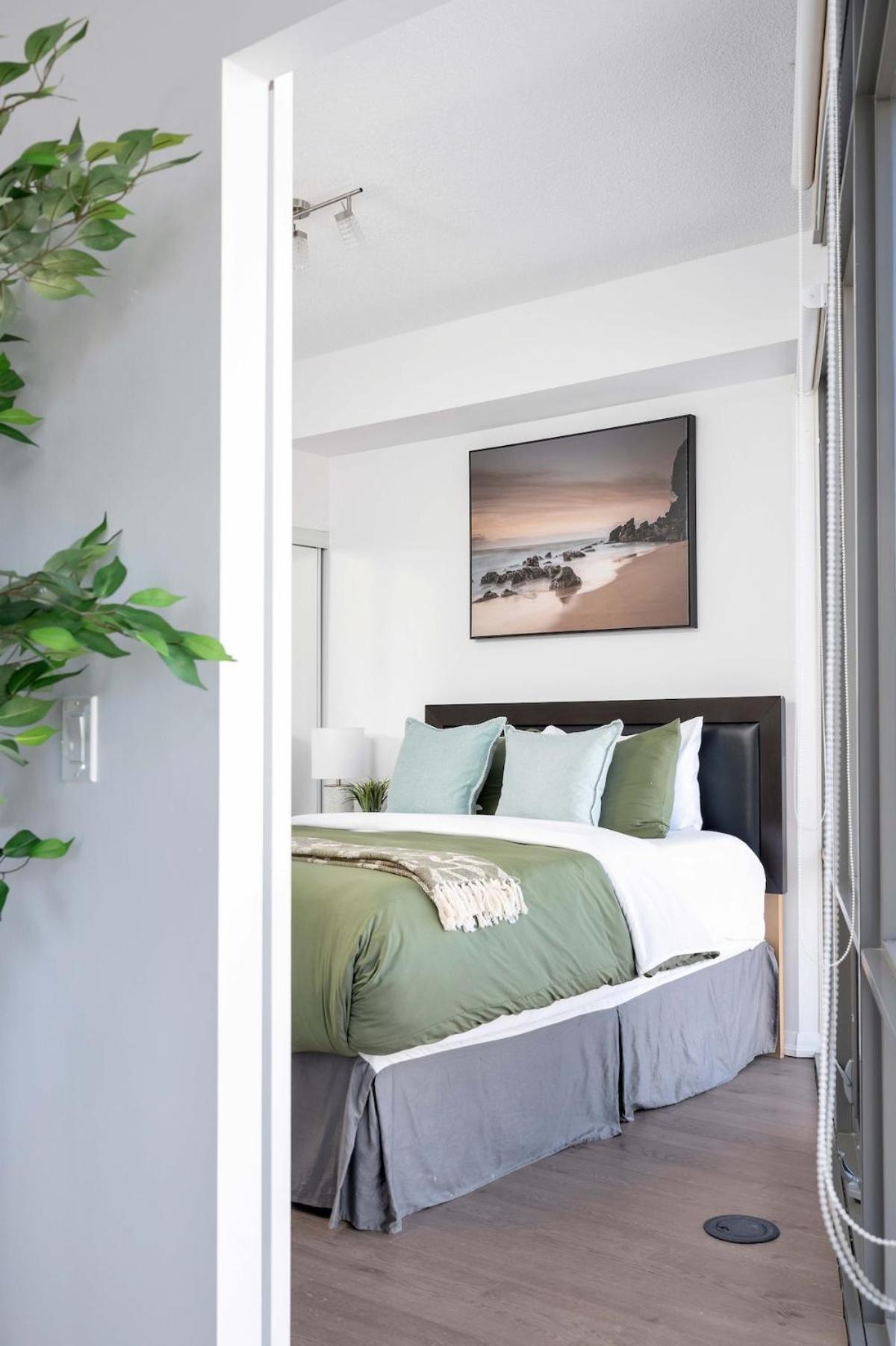 Large 2BR on Bay Street 4 Beds with Balcony