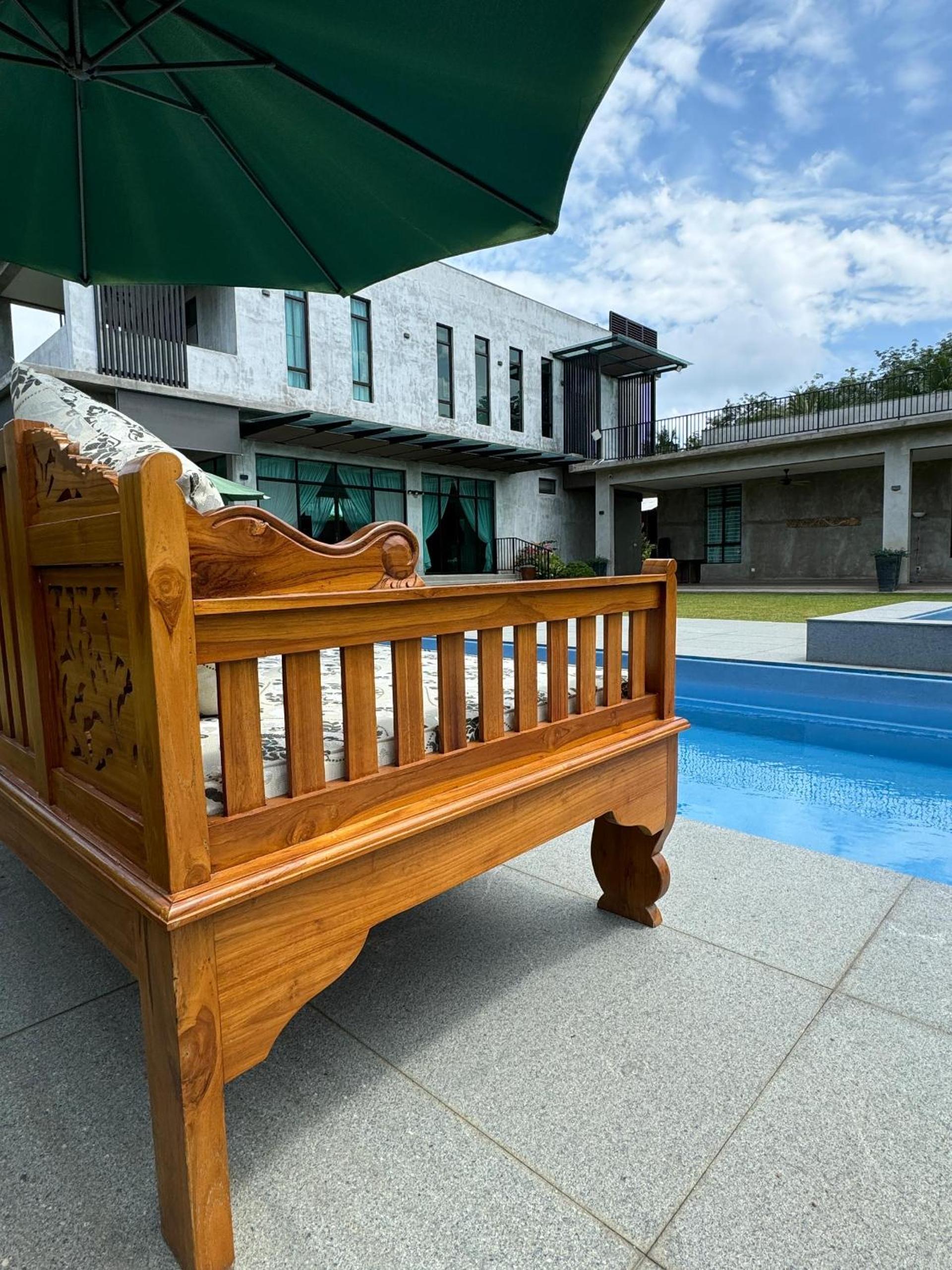U House Exclusive Retreat in Alor Gajah