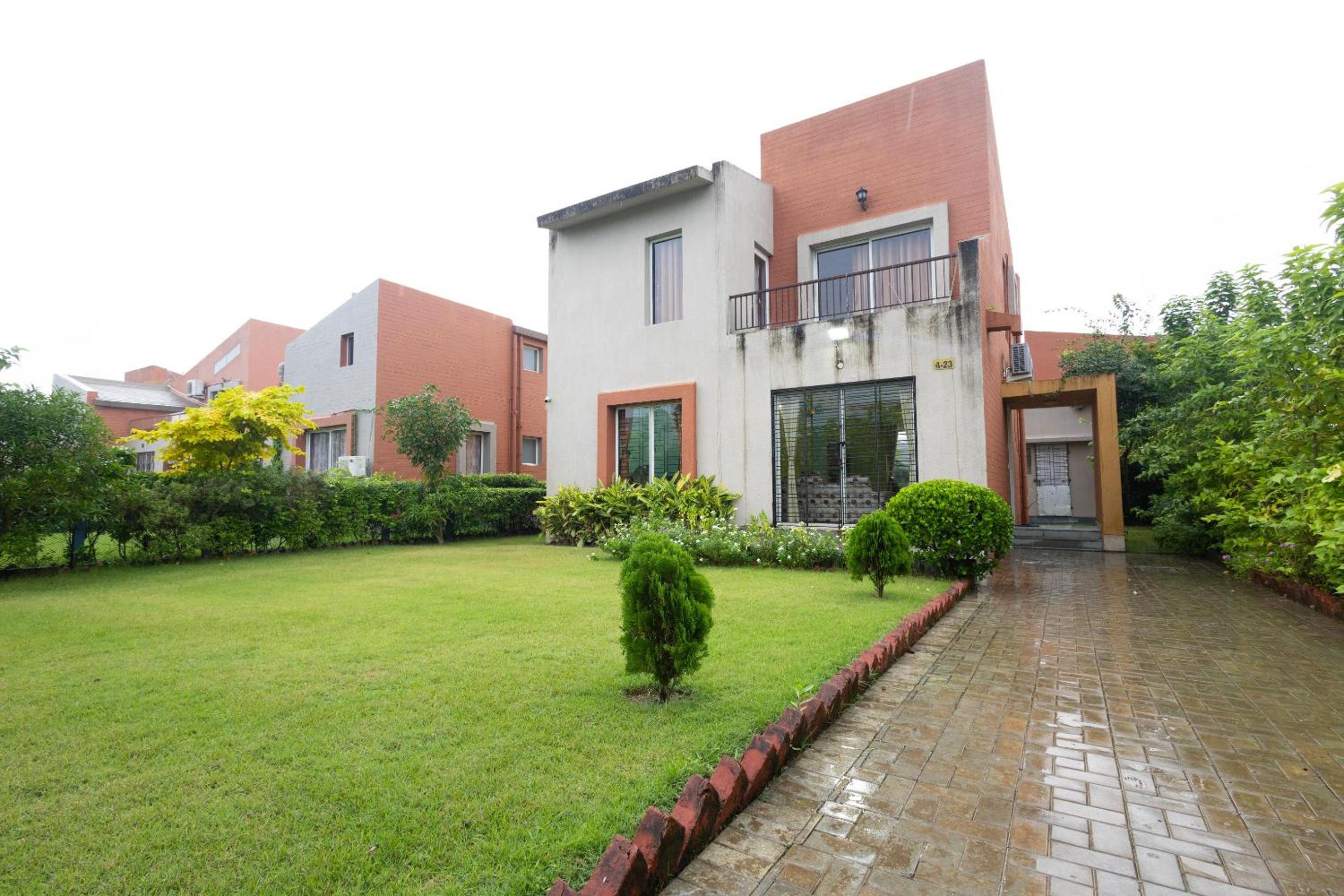 Raichak Green Villa by JadeCaps AC 3BHK Garden view 2