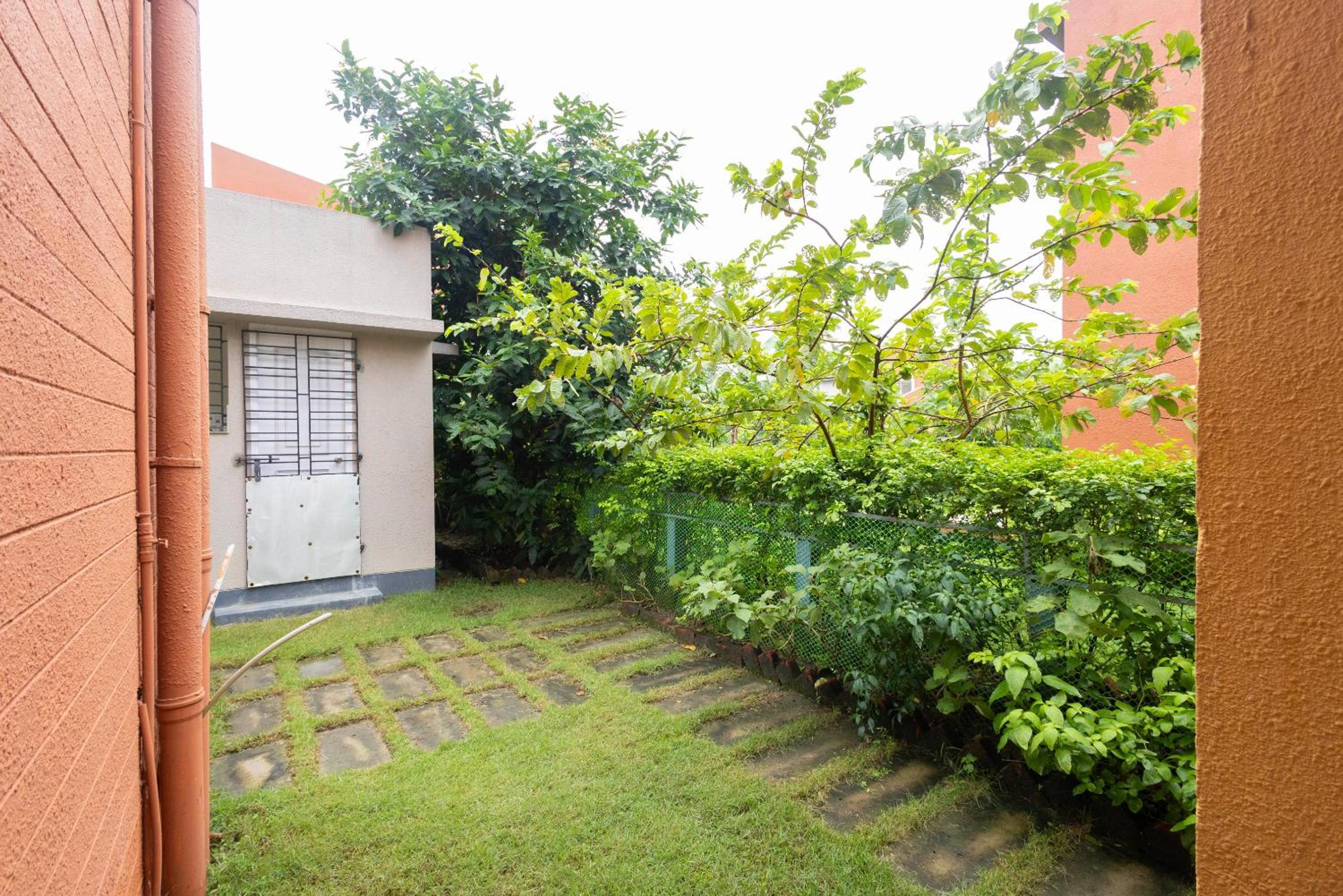 Raichak Green Villa by JadeCaps AC 3BHK Garden view 5