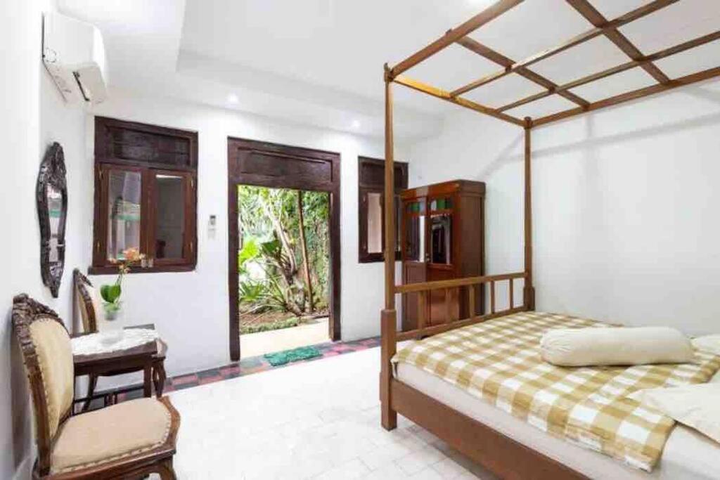 Vintage Room 1 in Joglo House By penggemarlawas view 5