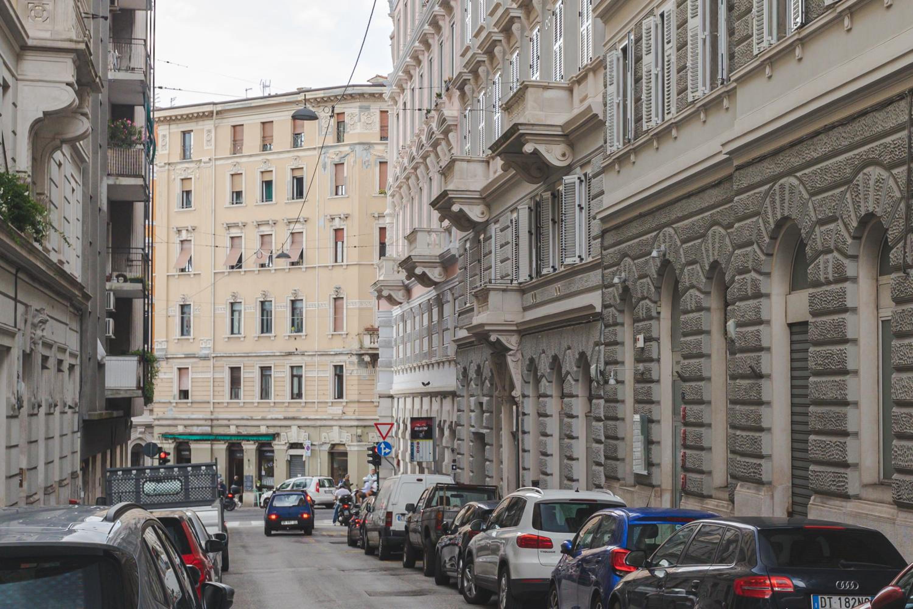 Stylish apartment in the center of Trieste - Central station - WIFI-Netflix photo 3