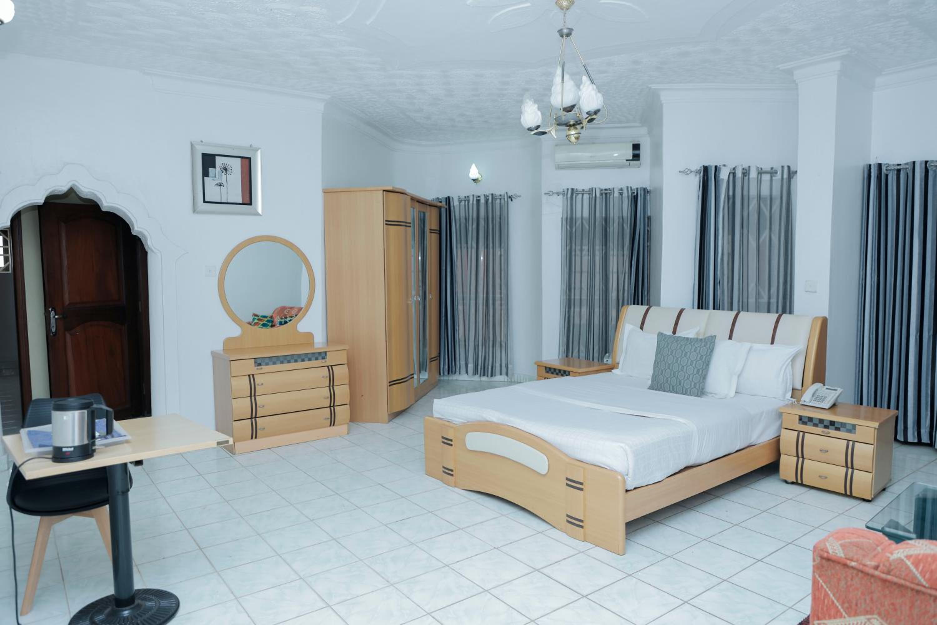Romalo Hotel & Apartments