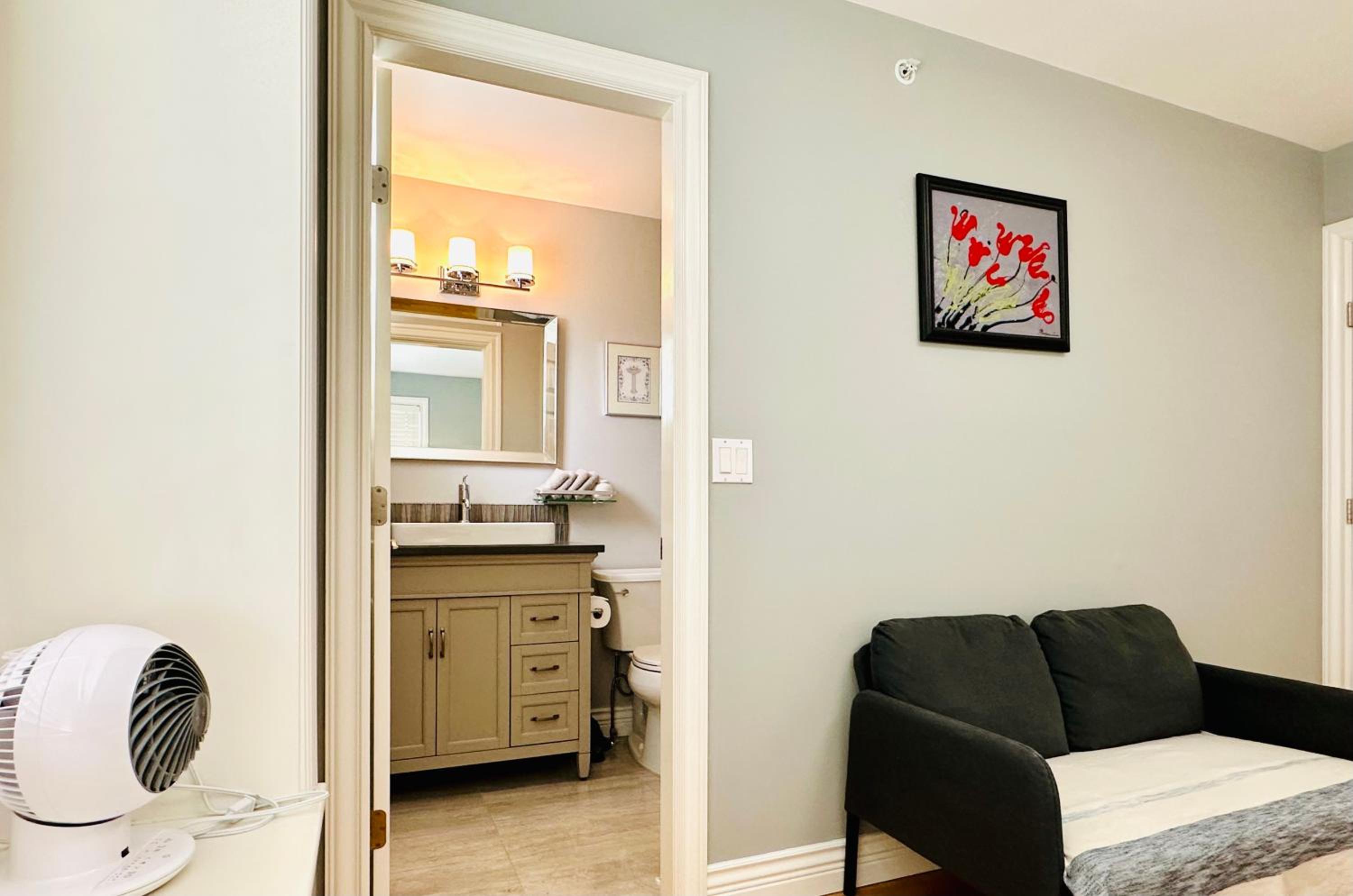Spacious 5BR 3BA Guest Villa - 10 Min to DT - Pet Friendly, Free Parking