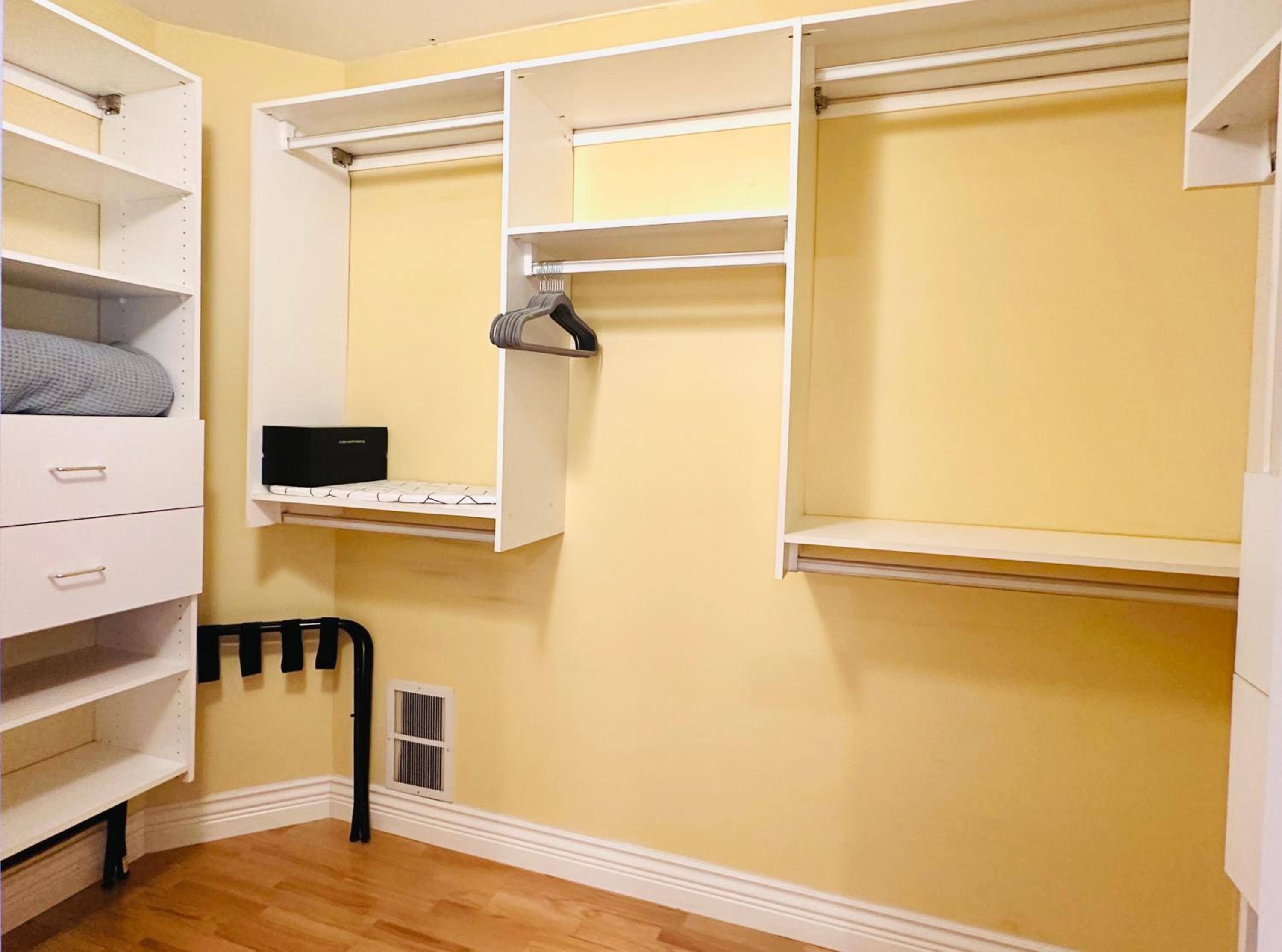 Spacious 5BR 3BA Guest Villa - 10 Min to DT - Pet Friendly, Free Parking