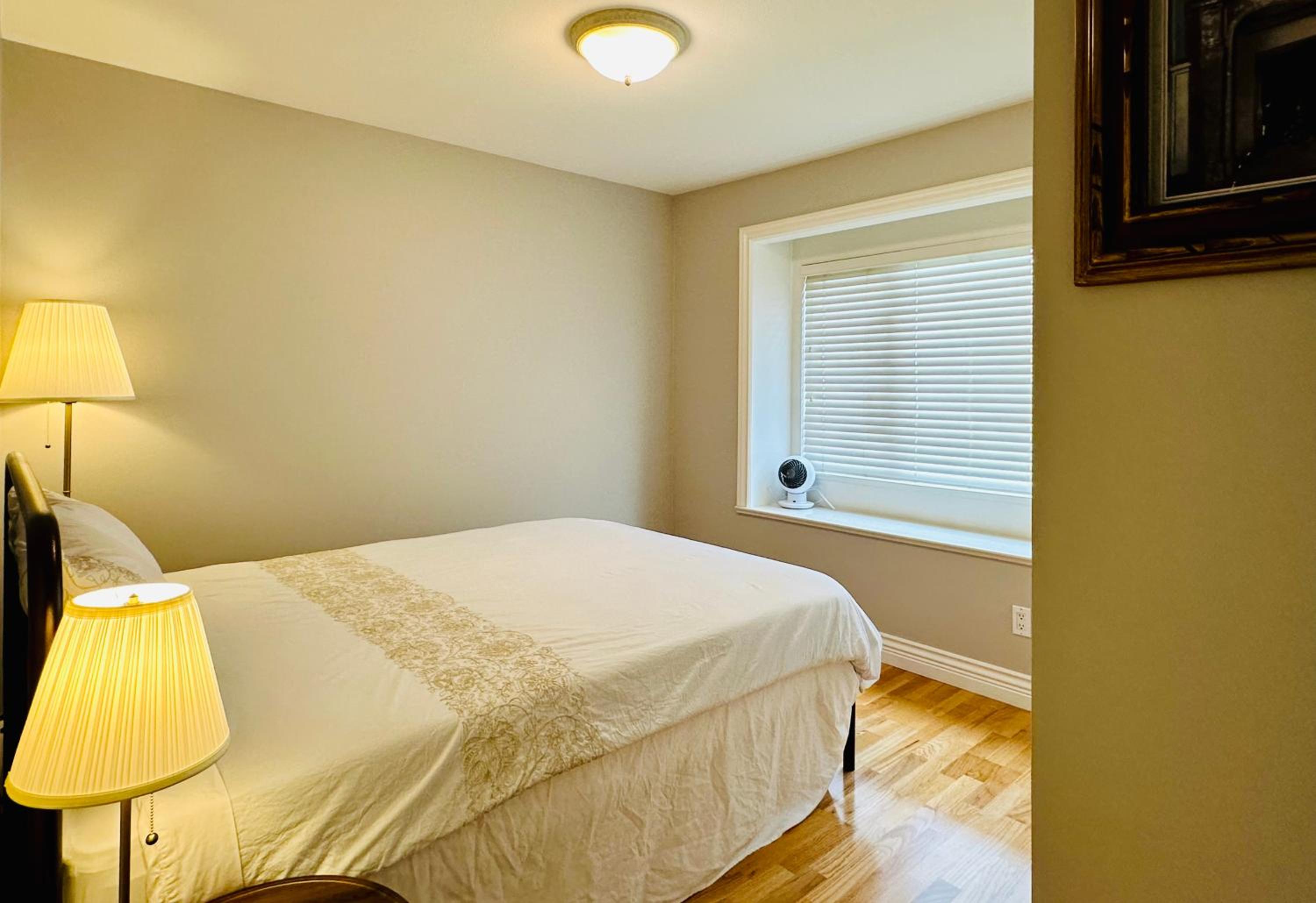 Spacious 5BR 3BA Guest Villa - 10 Min to DT - Pet Friendly, Free Parking