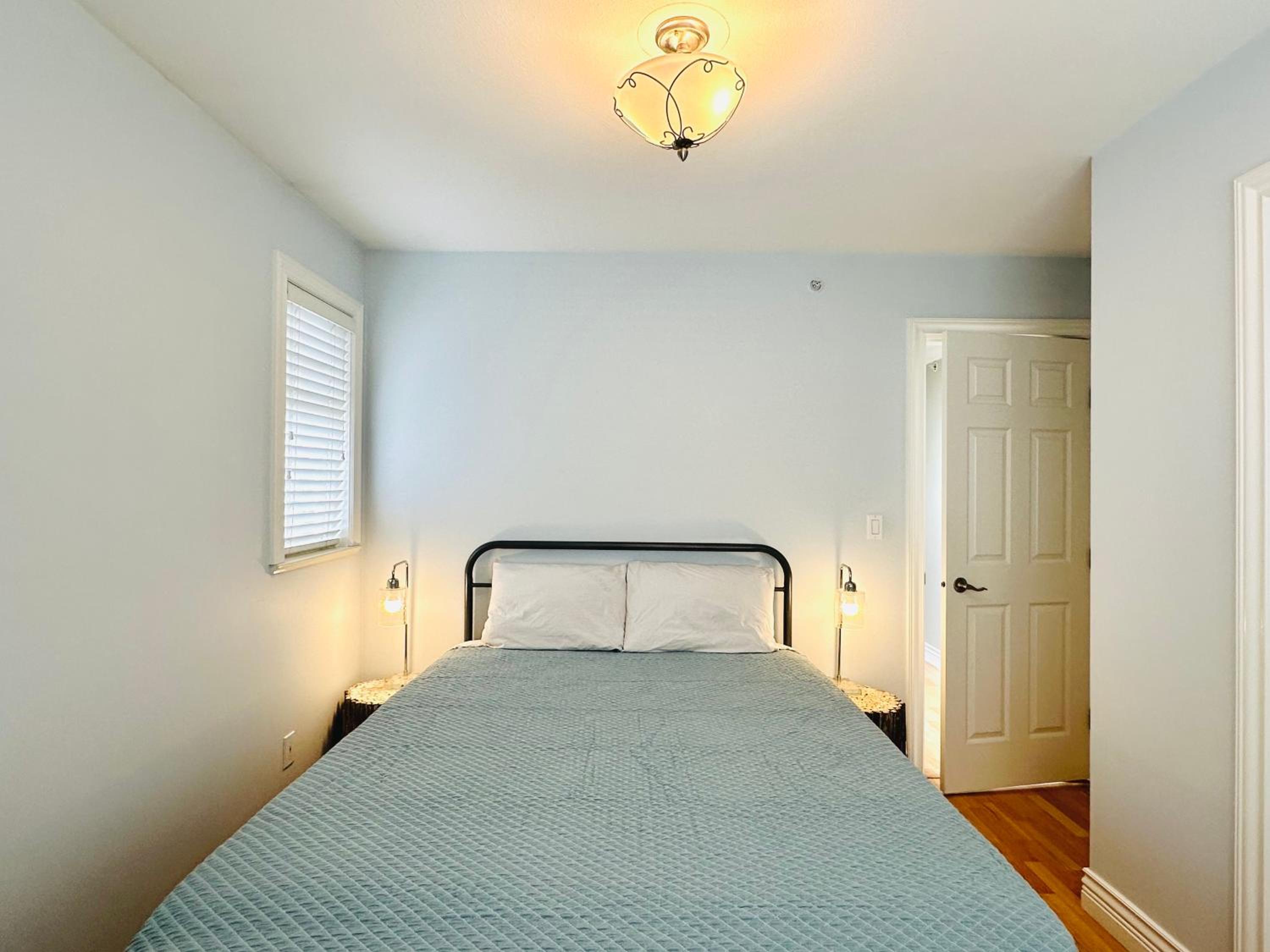 Spacious 5BR 3BA Guest Villa - 10 Min to DT - Pet Friendly, Free Parking