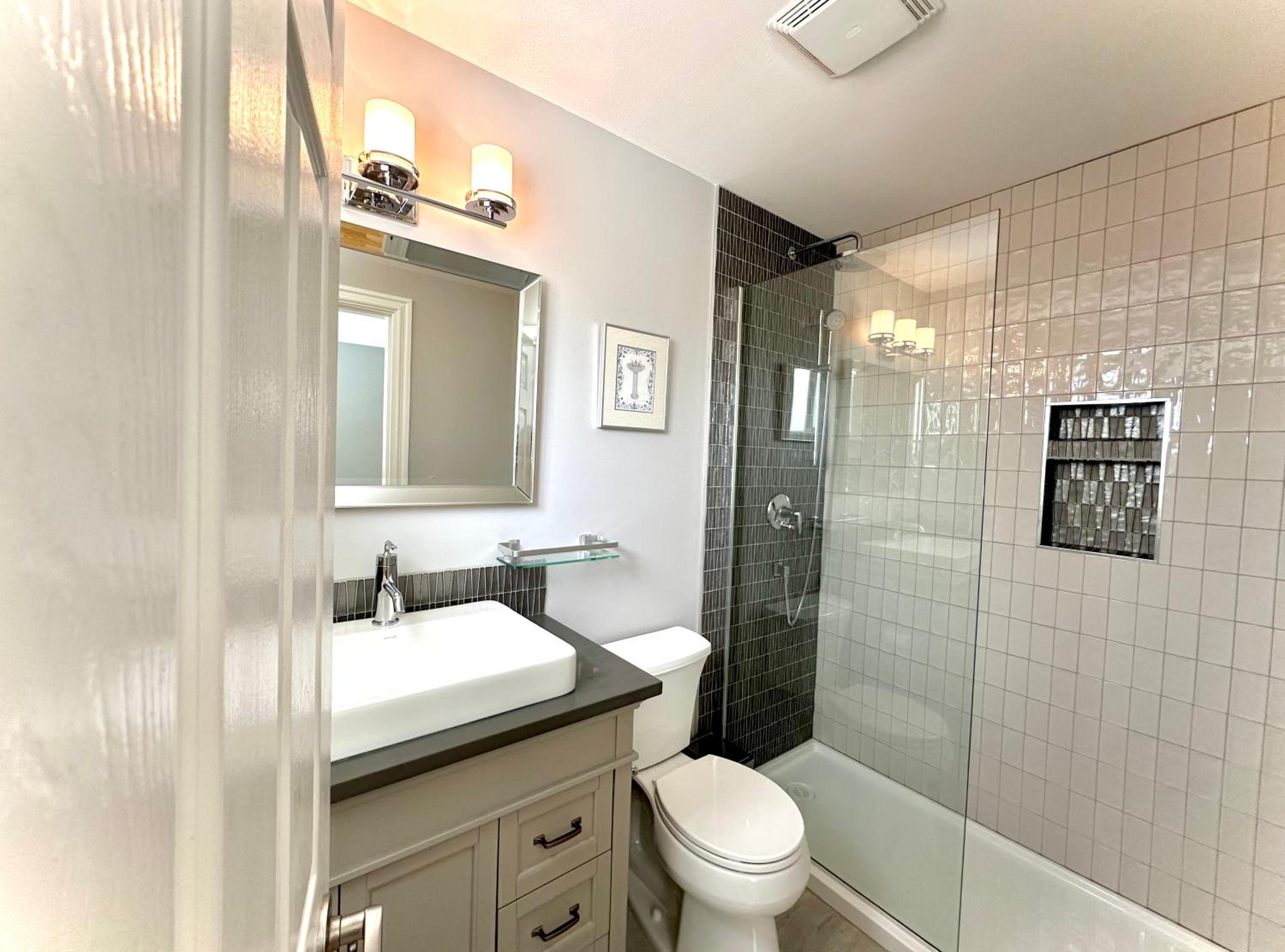 Spacious 5BR 3BA Guest Villa - 10 Min to DT - Pet Friendly, Free Parking