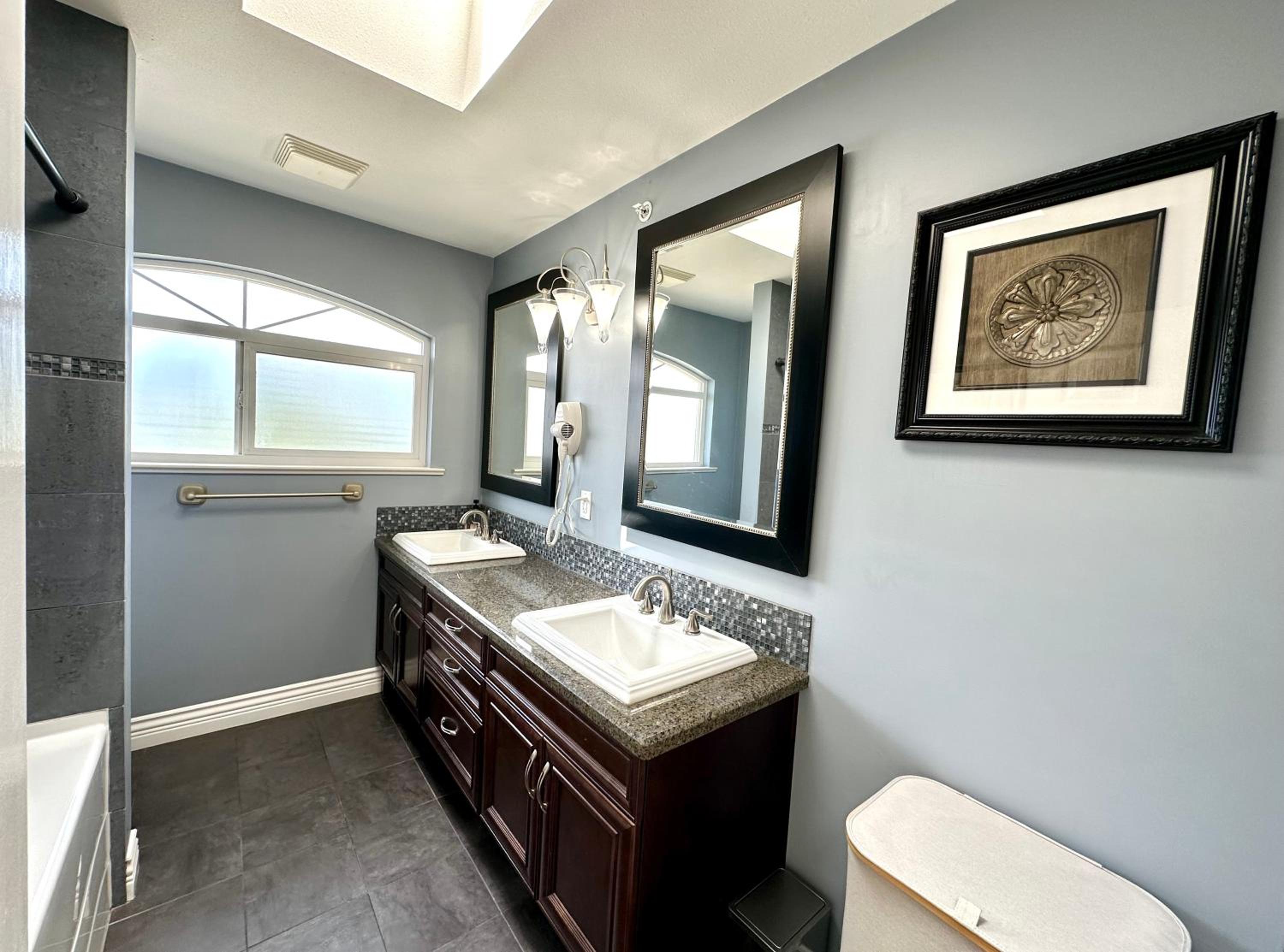 Spacious 5BR 3BA Guest Villa - 10 Min to DT - Pet Friendly, Free Parking