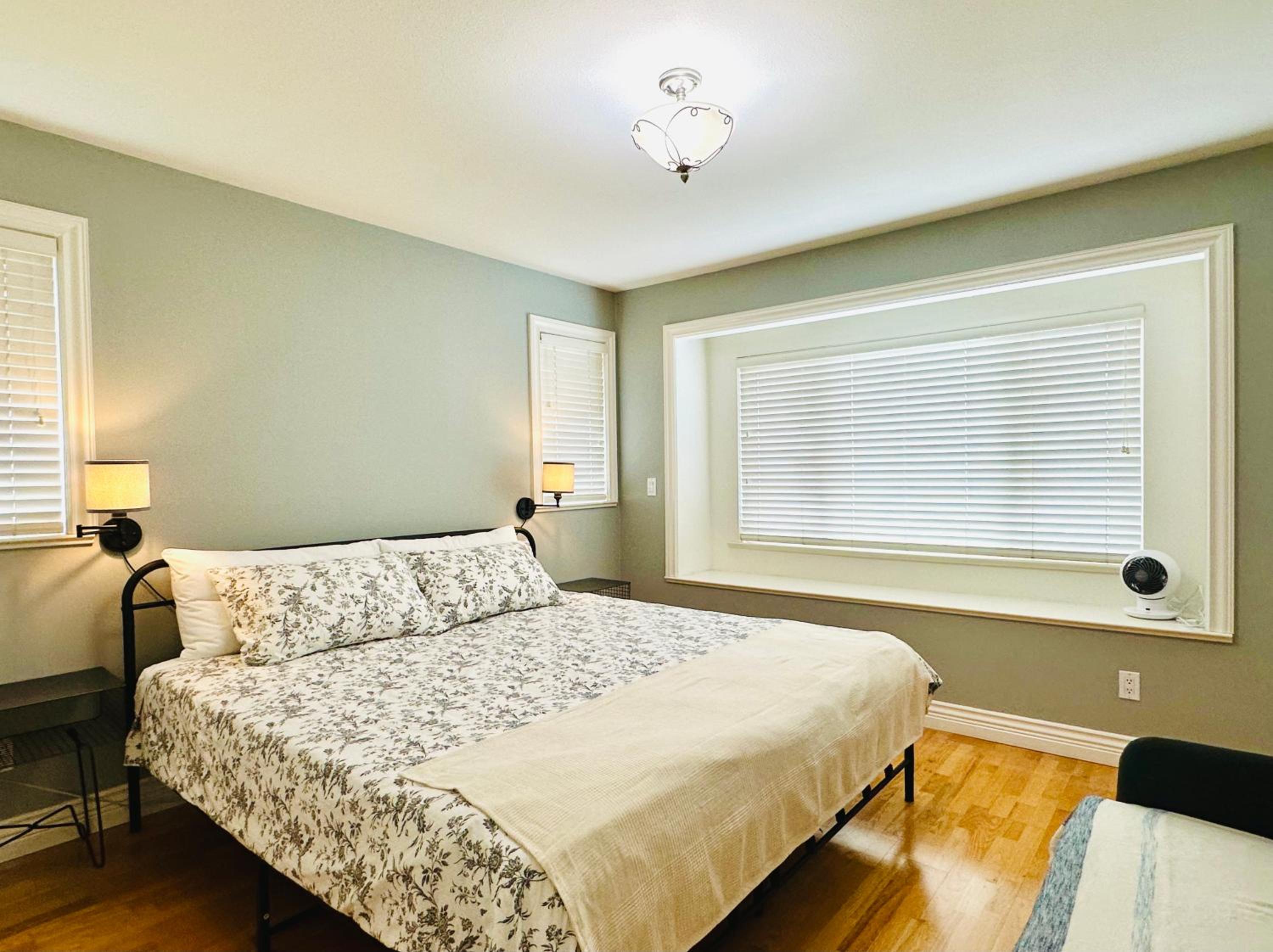 Spacious 5BR 3BA Guest Villa - 10 Min to DT - Pet Friendly, Free Parking