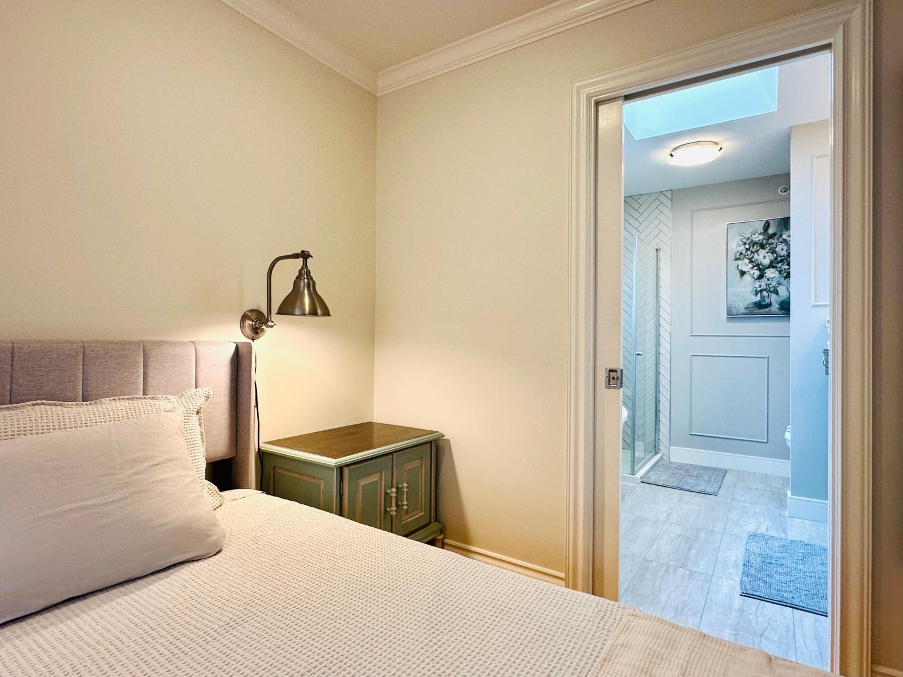Spacious 5BR 3BA Guest Villa - 10 Min to DT - Pet Friendly, Free Parking
