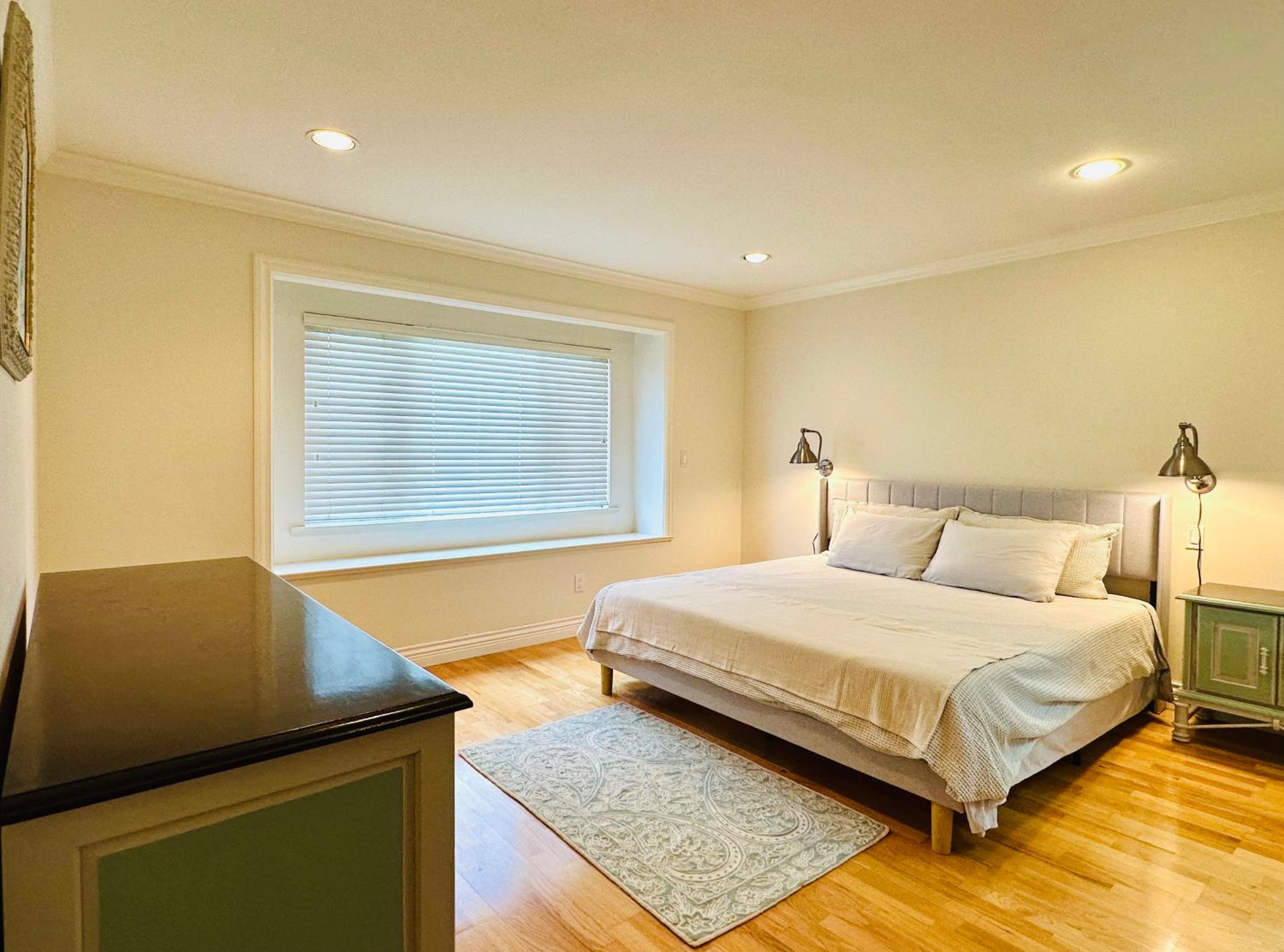 Spacious 5BR 3BA Guest Villa - 10 Min to DT - Pet Friendly, Free Parking