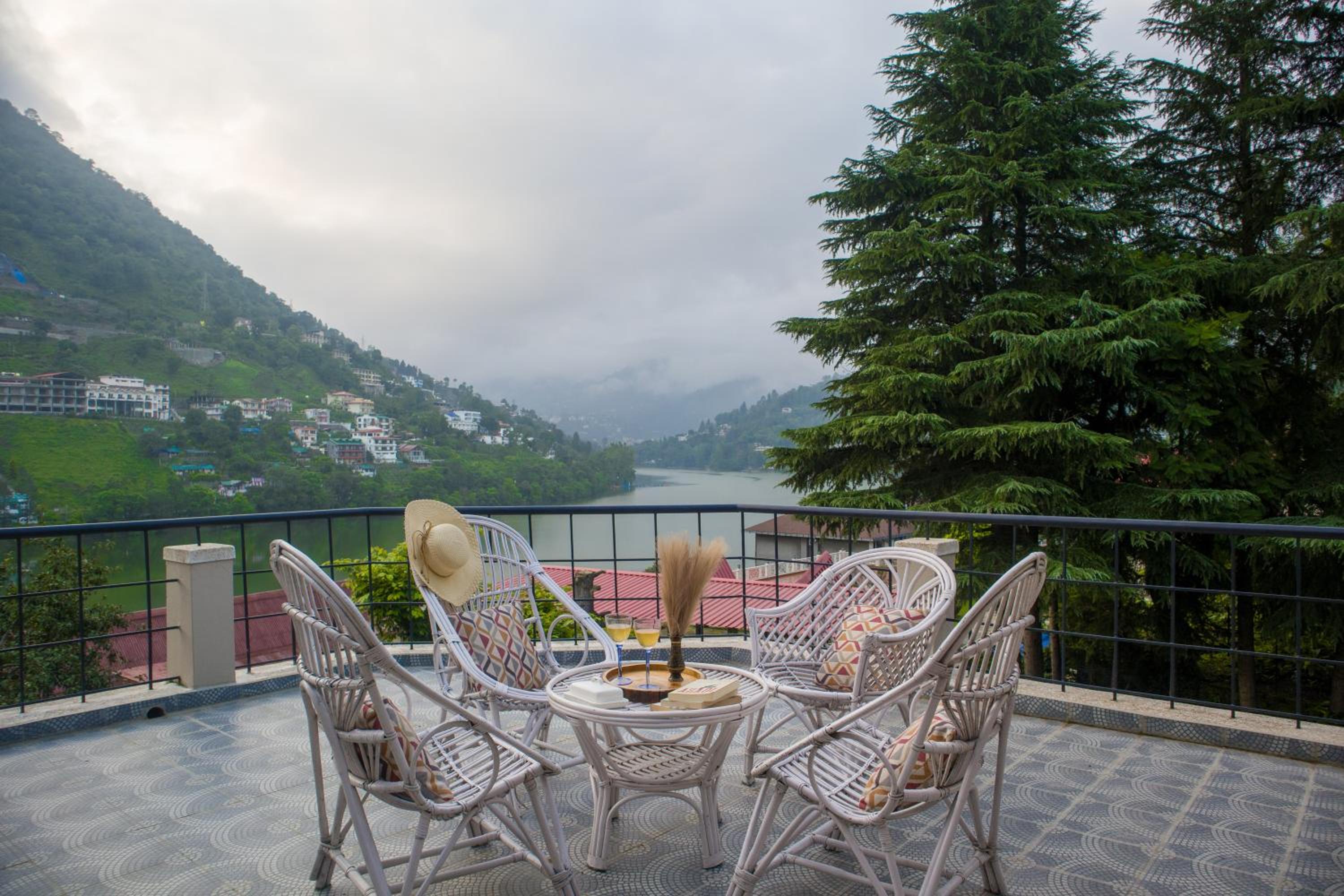 Alaya Stays 4 BHK With Garden & Lake View - Irayna view 5