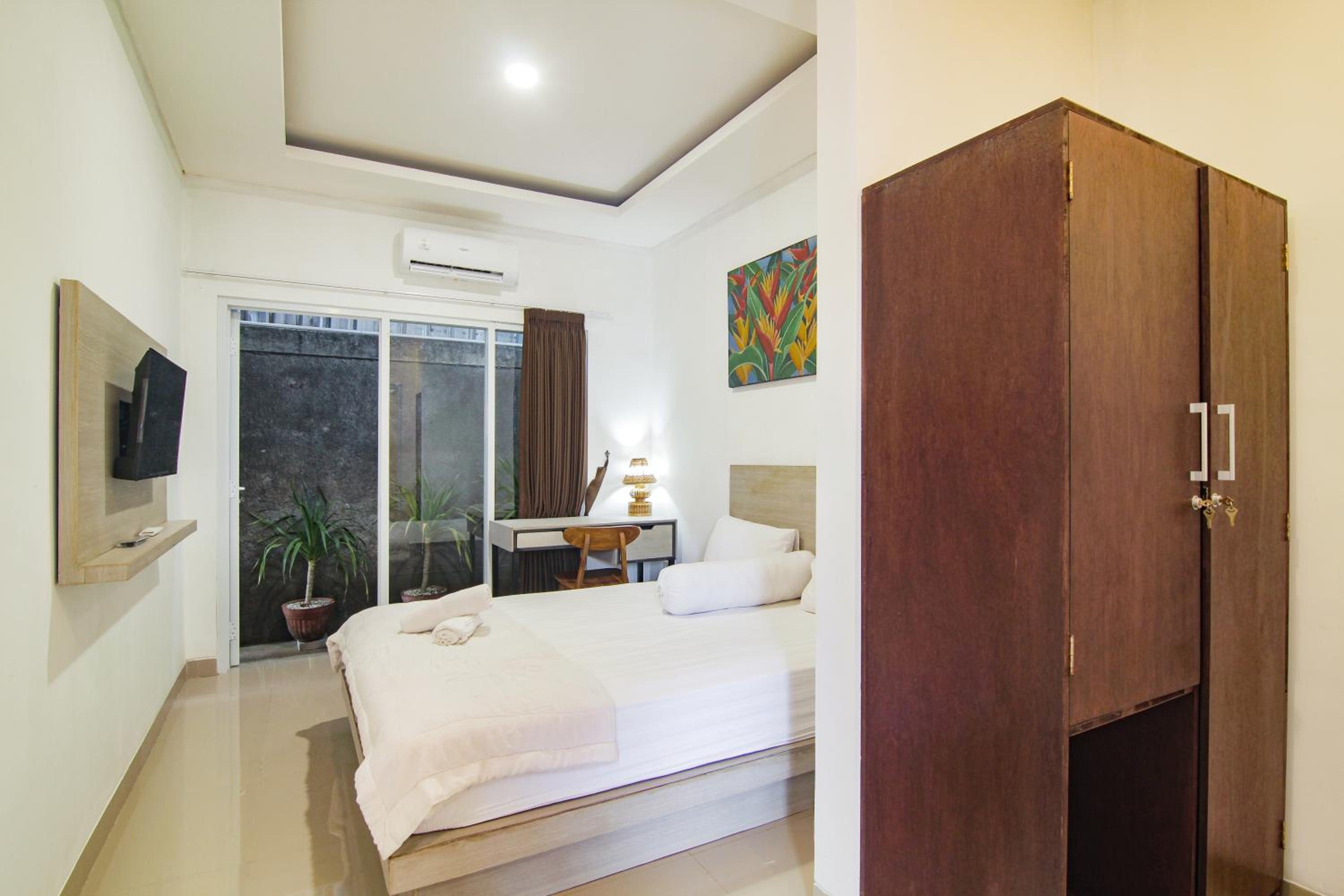 White Blue House - Private Room, Shared Pool and Kitchen - 4 view 5