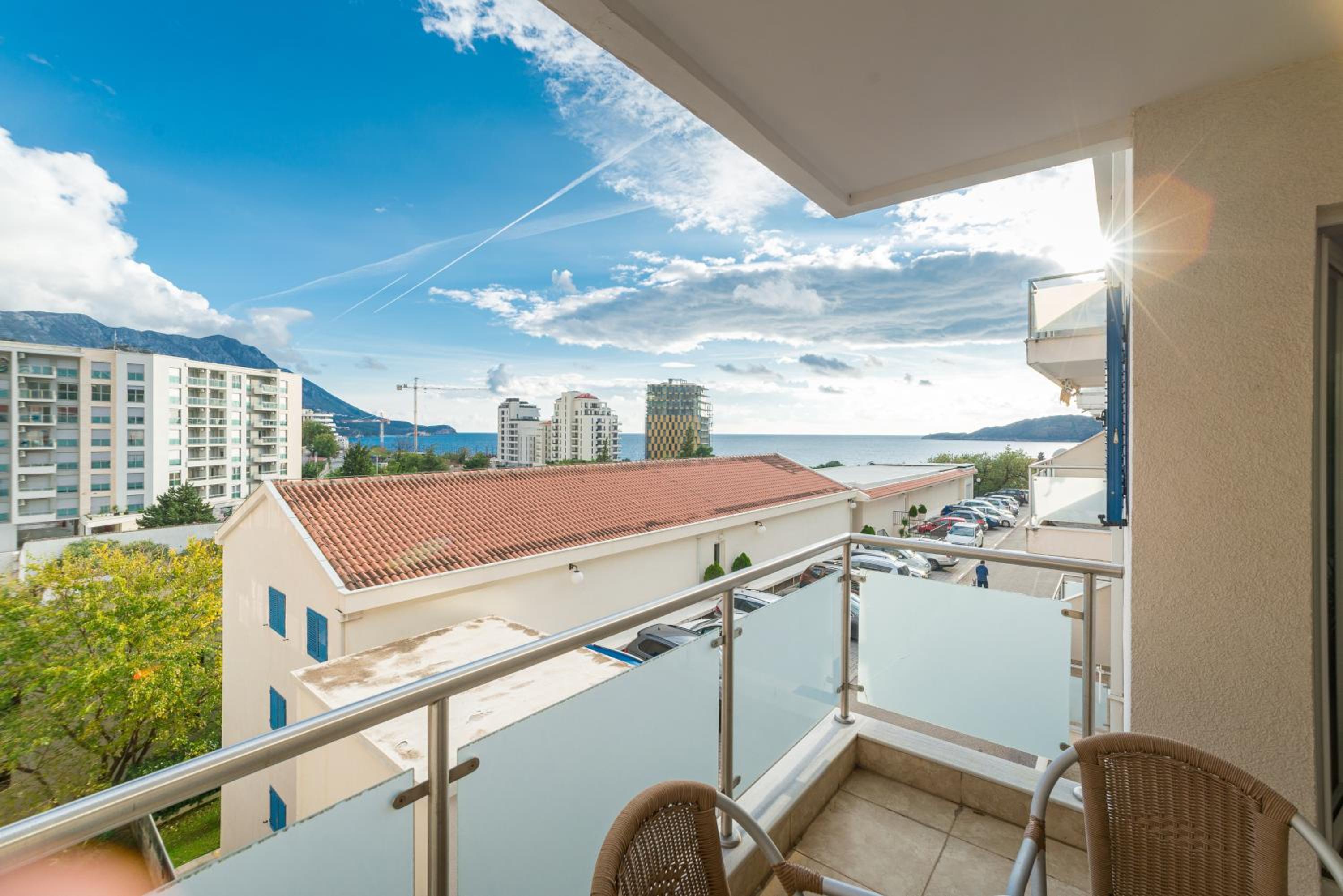 Sea view apartment in Becici photo 2
