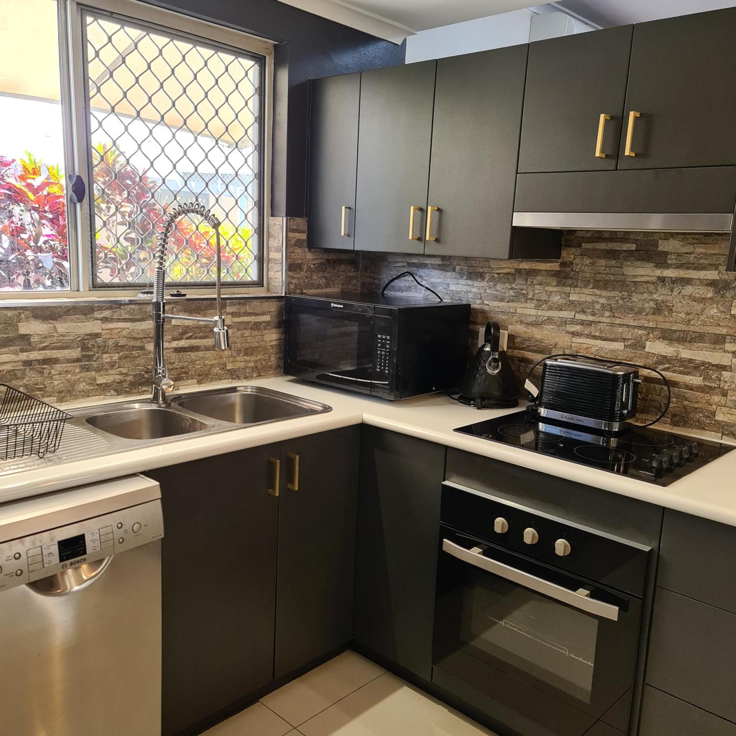 3 Bedroom City Fringe Townhouse with Spa & Courtyard