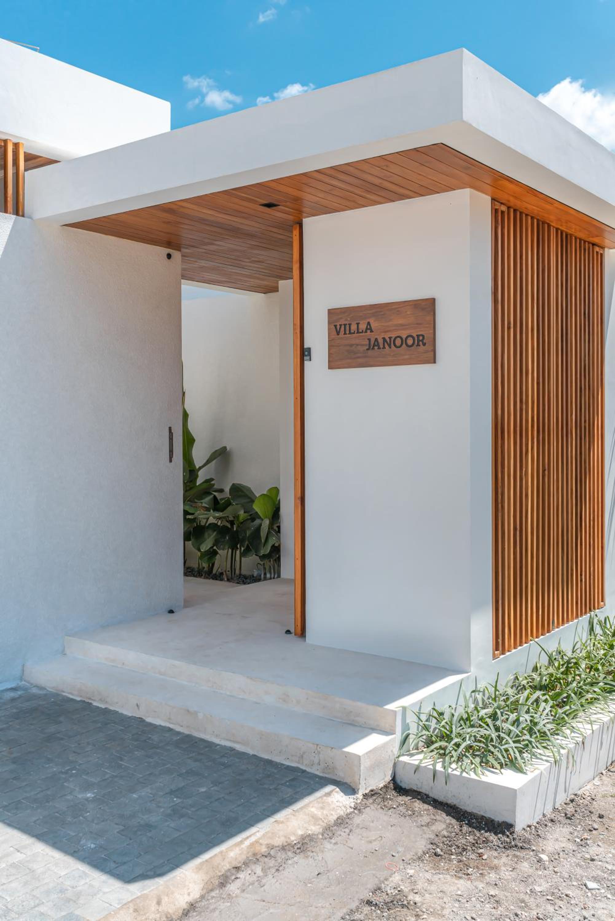 Villa Janoor - Elegant 3-Bedroom Villa Near Batu Belig Beach
