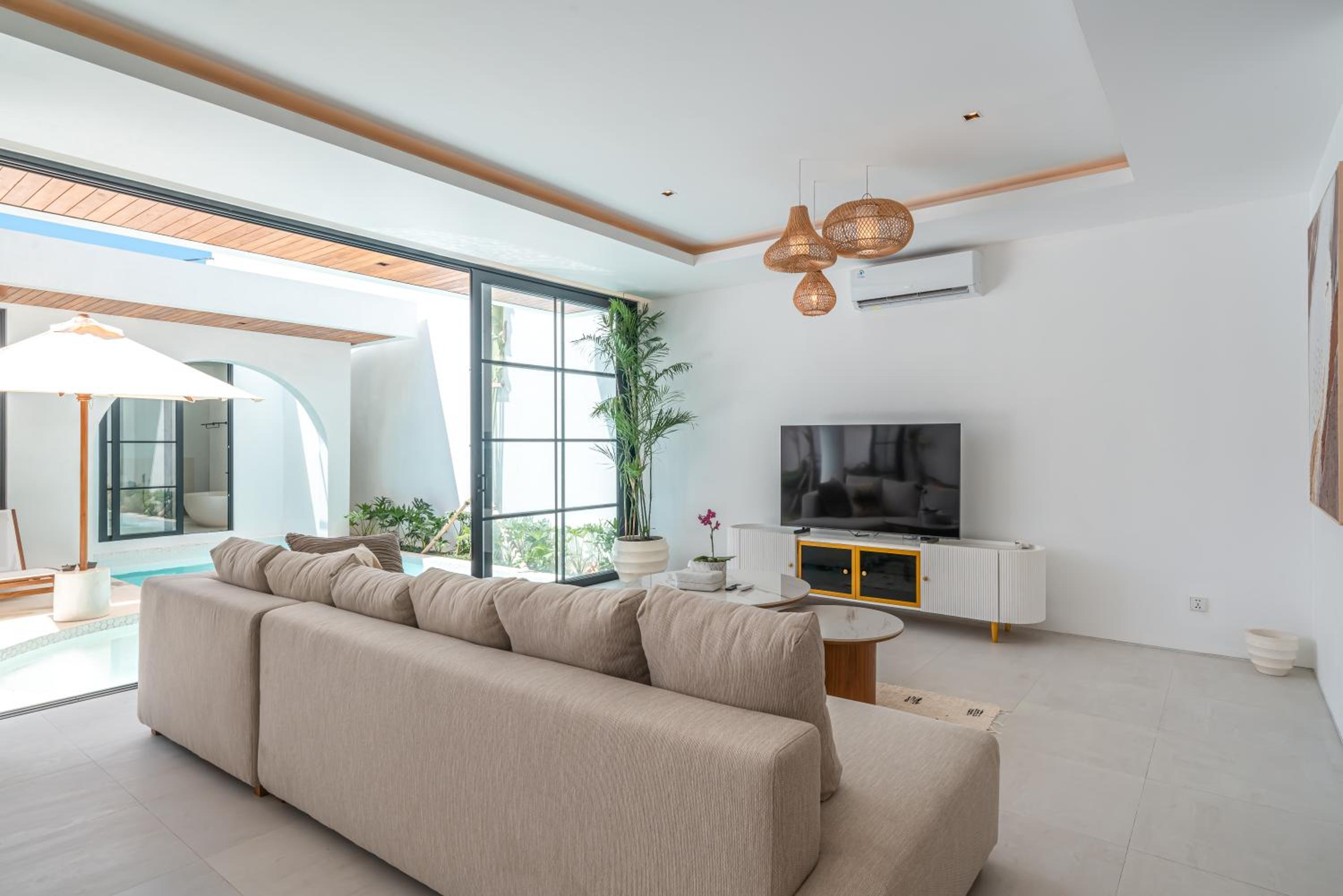Villa Janoor - Elegant 3-Bedroom Villa Near Batu Belig Beach
