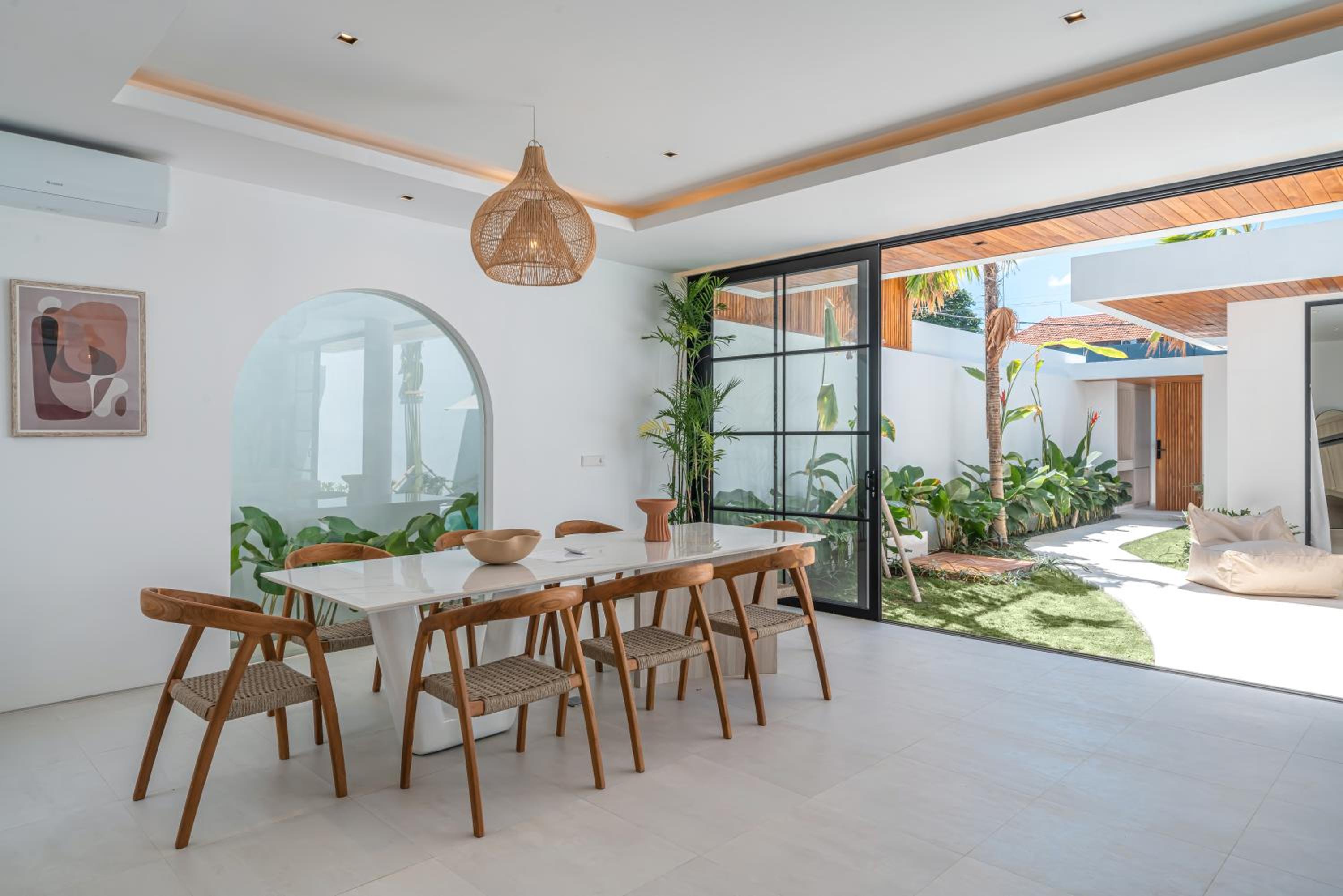 Villa Janoor - Elegant 3-Bedroom Villa Near Batu Belig Beach
