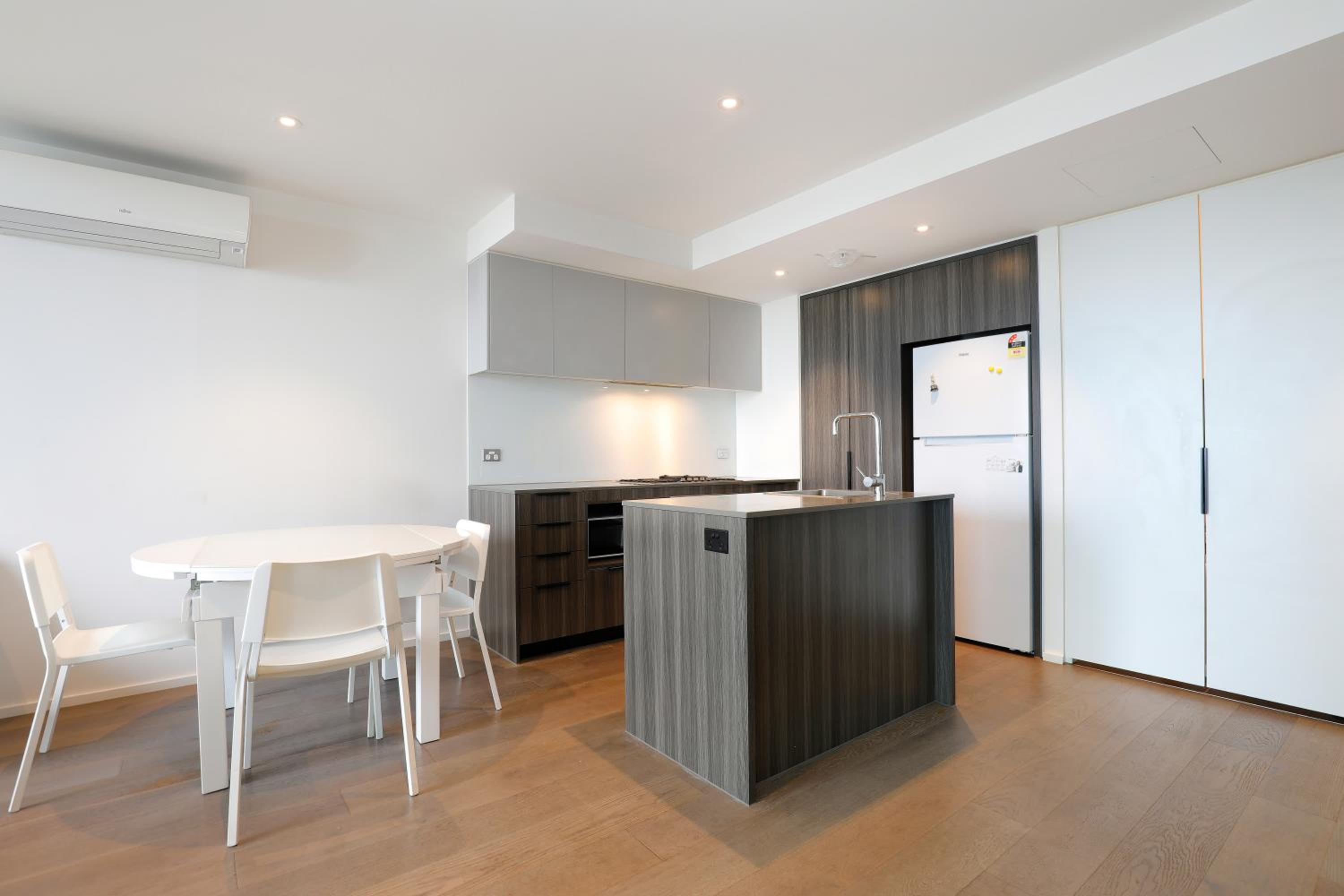 REST COLLECTION Apartments on Collins Docklands