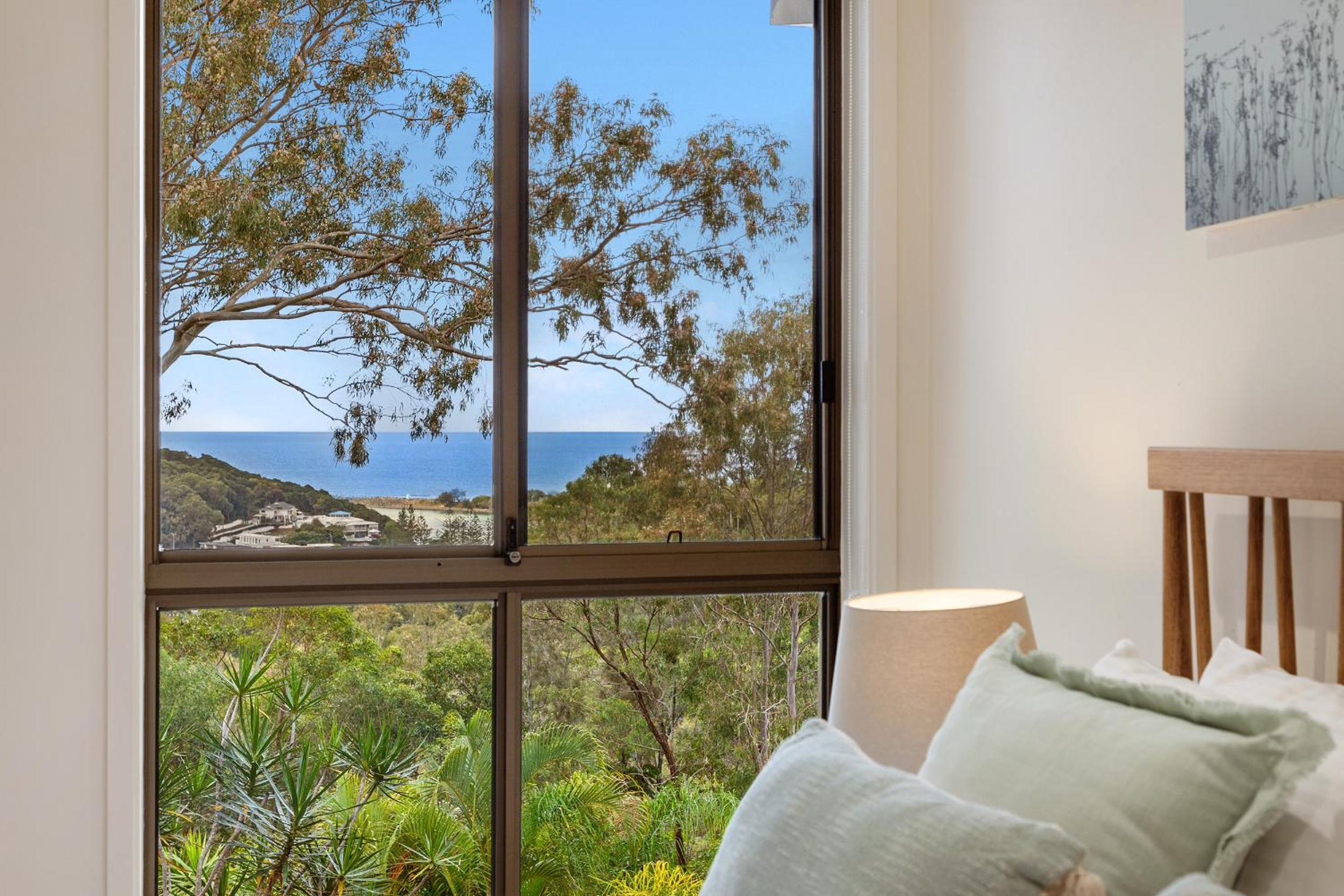 Burleigh Tree House Ocean Views Walk to Creek