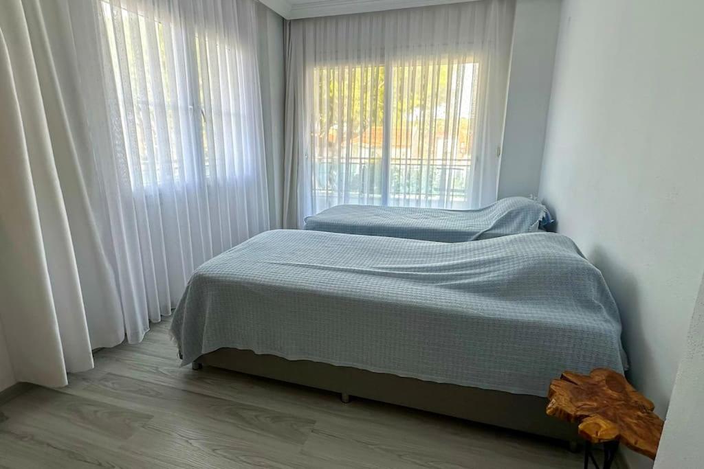 Deniz kenarinda tatil