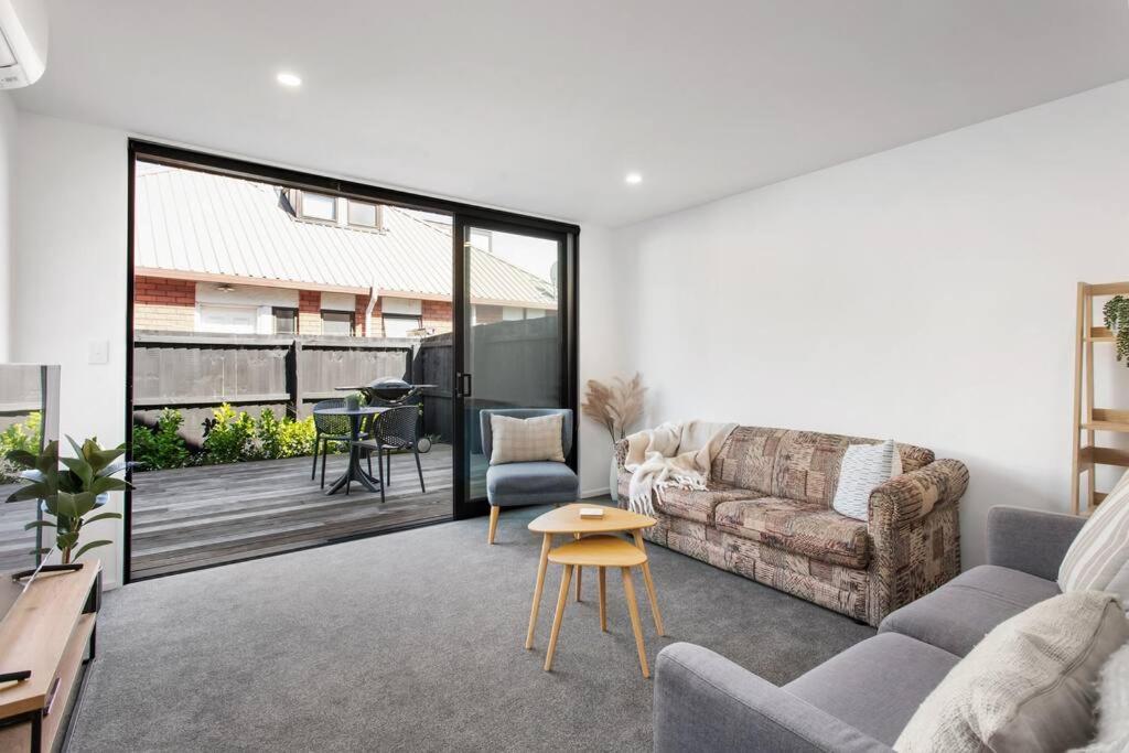 Spacious Retreat, Sleeps 6, Handy Location, Garage view 2