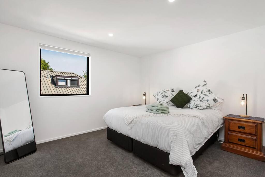 Spacious Retreat, Sleeps 6, Handy Location, Garage view 3