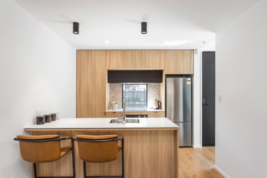 Spacious Retreat, Sleeps 6, Handy Location, Garage view 4