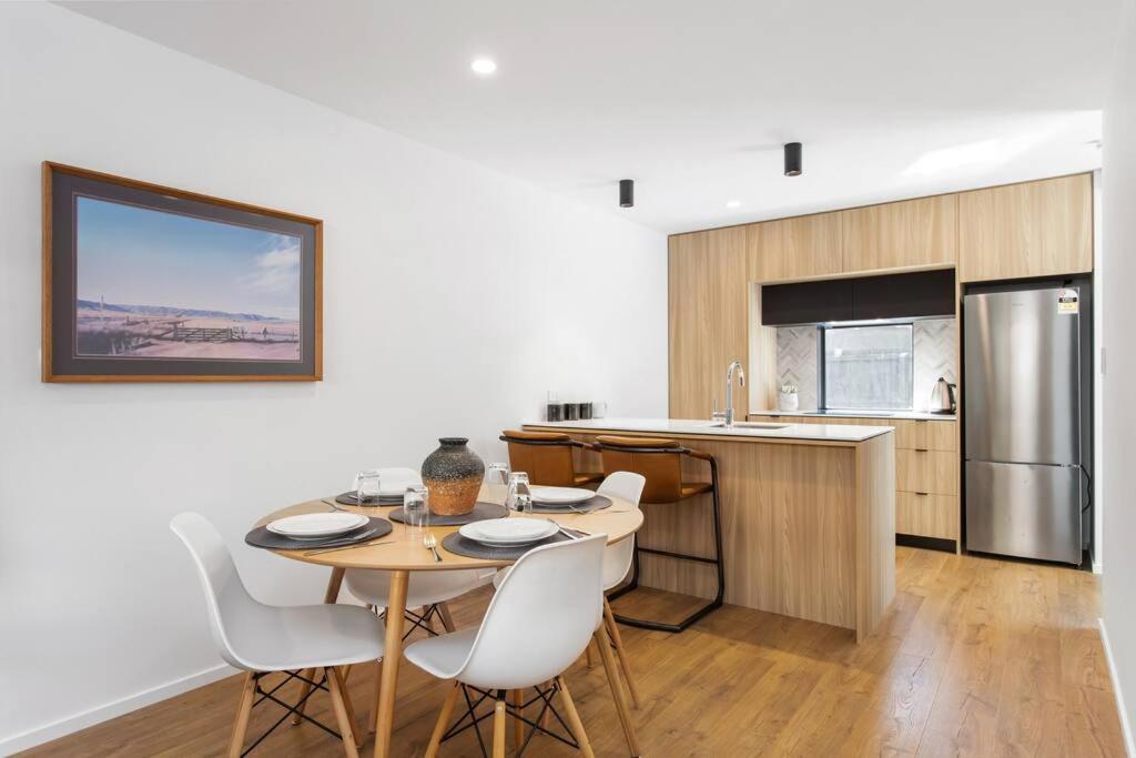 Spacious Retreat, Sleeps 6, Handy Location, Garage view 5