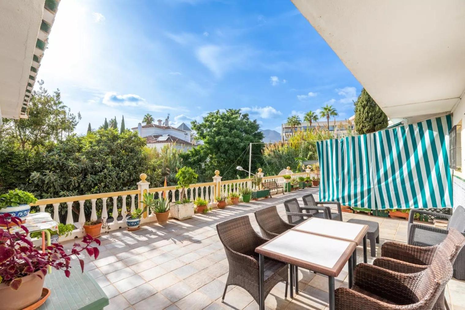 4 Bedroom 6 Guests Apartment 60m from Beach photo 2