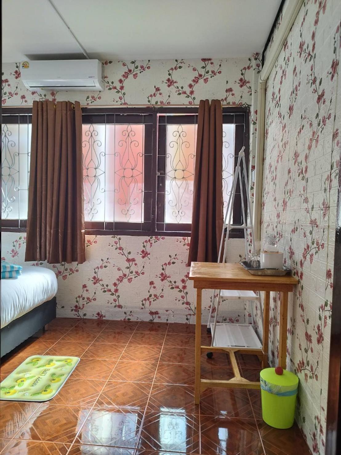 D​ Luck​ Hostel