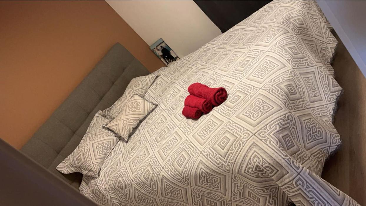 3-Bed House Sleeps 8 - Ev Charger - Balcony