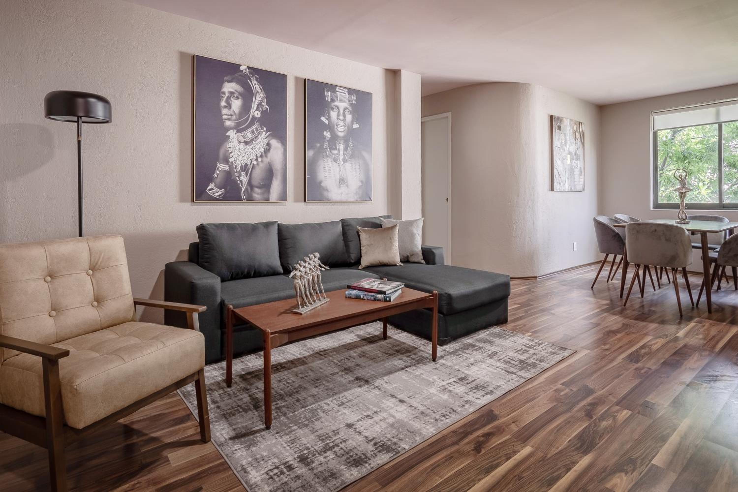 Luxury Downtown Apartment with City Views photo 2
