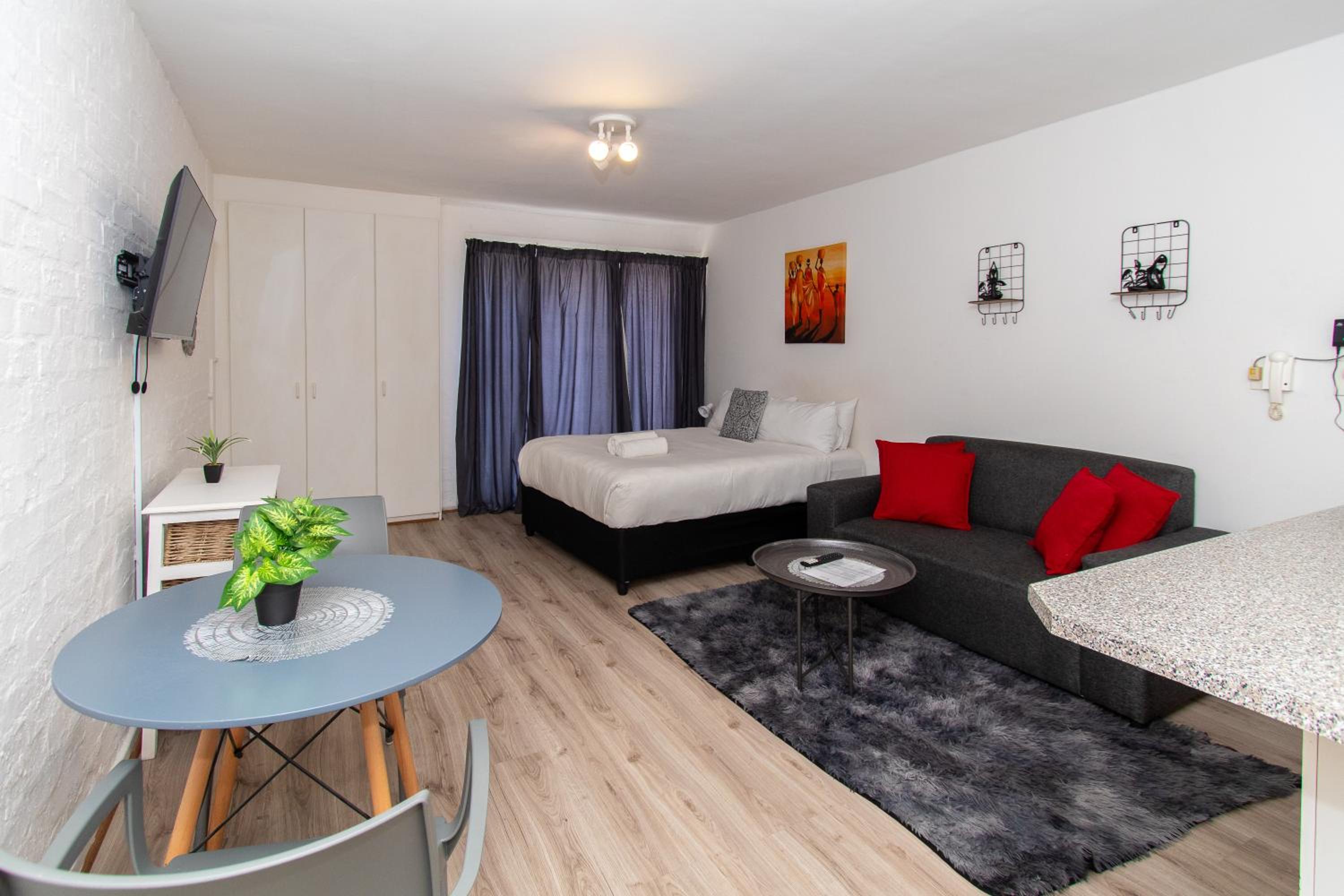 Romantic suite at Harbour Terrace, Green Point view 2