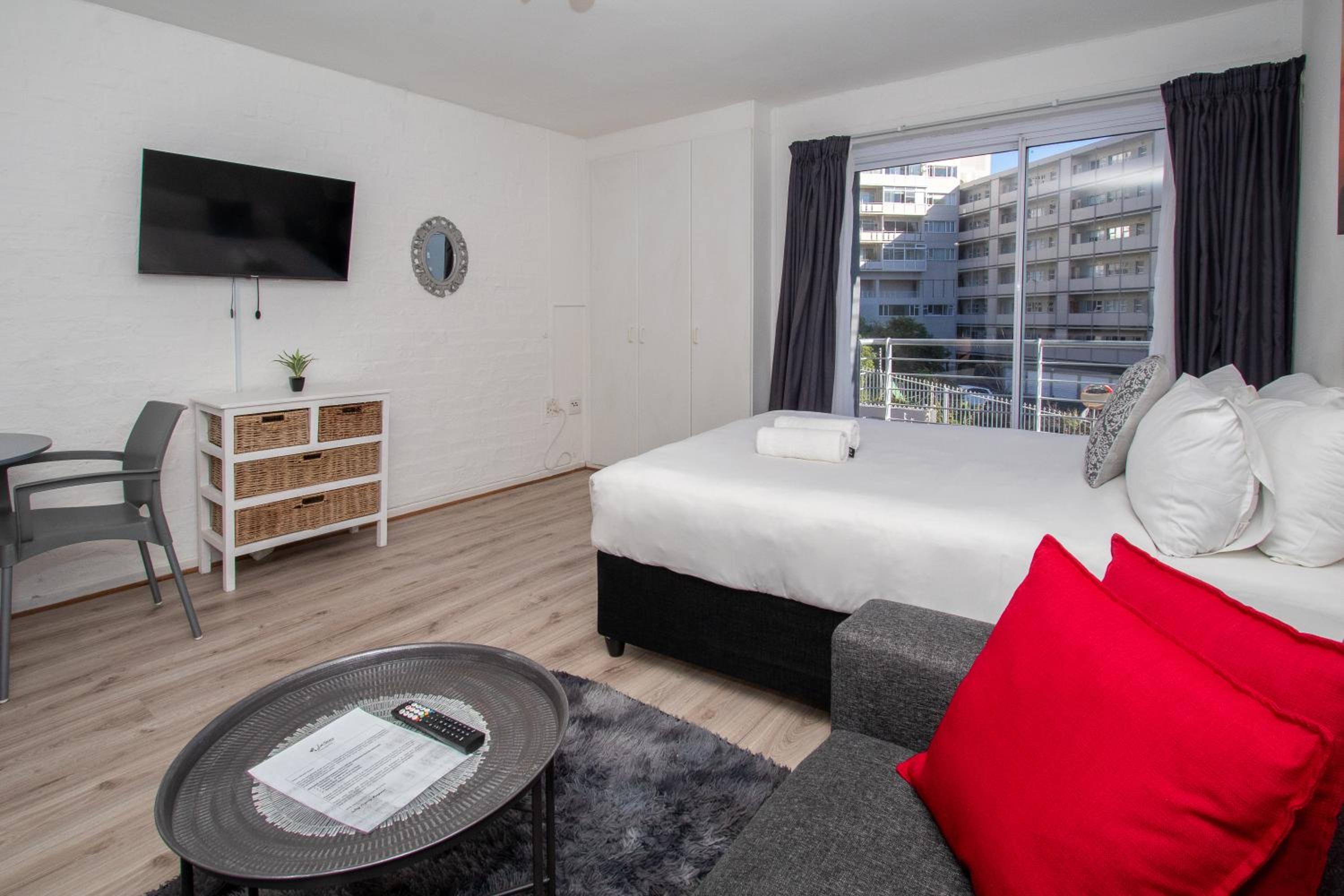 Romantic suite at Harbour Terrace, Green Point view 3