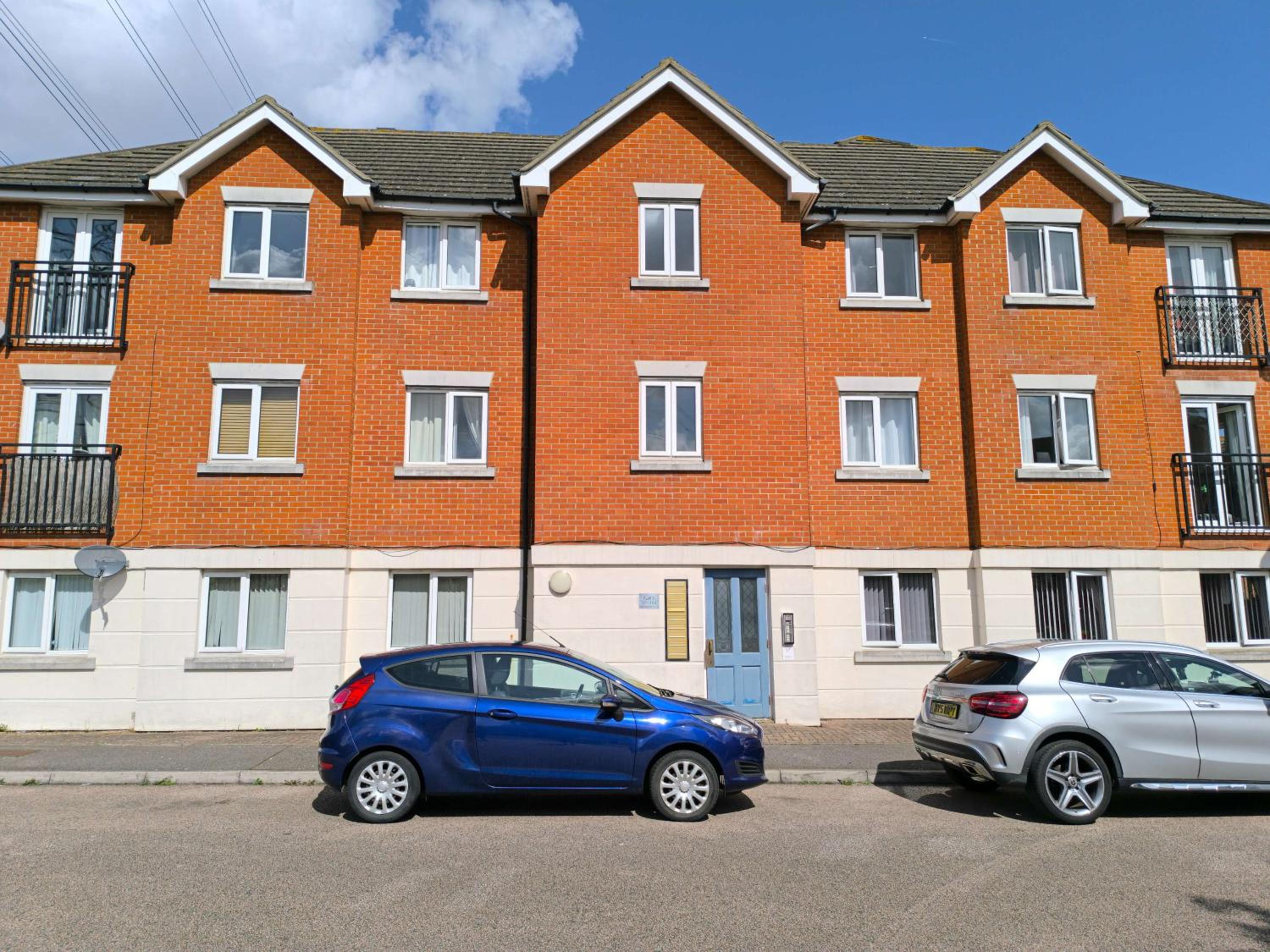 Stunning 3-Bed Apt, near Lakeside Mall, Fast WIFI, PARKING, Chafford STATION view 4