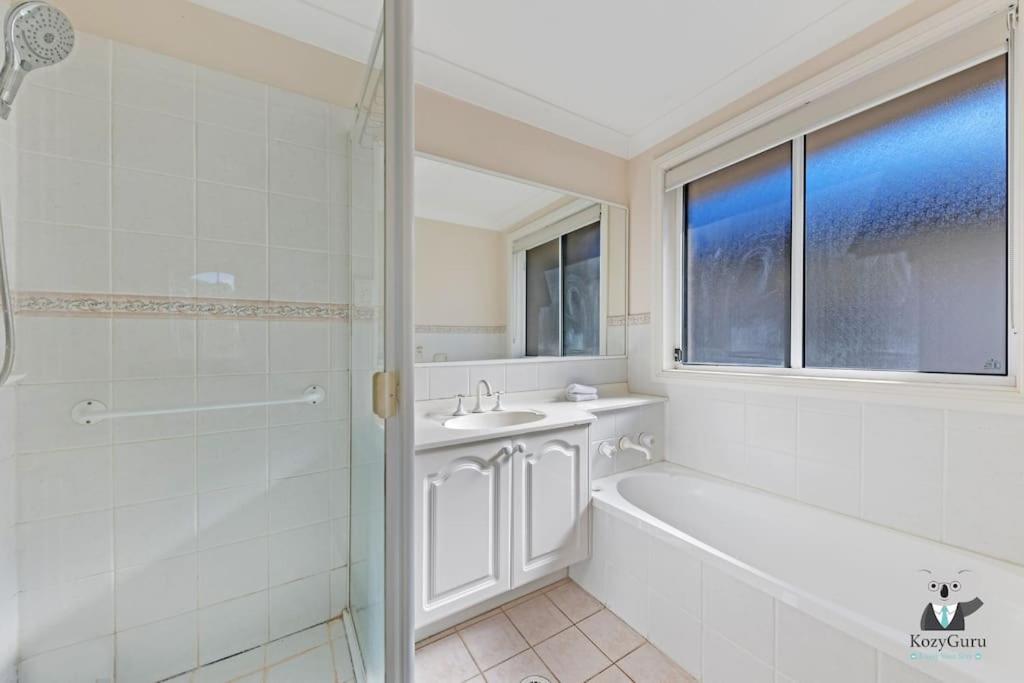KozyGuru Thornleigh 4 Beds Dream Holiday House