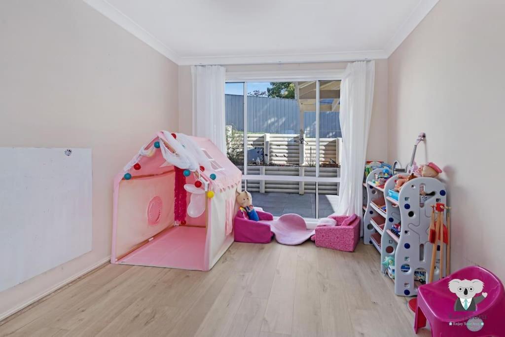 KozyGuru Thornleigh 4 Beds Dream Holiday House