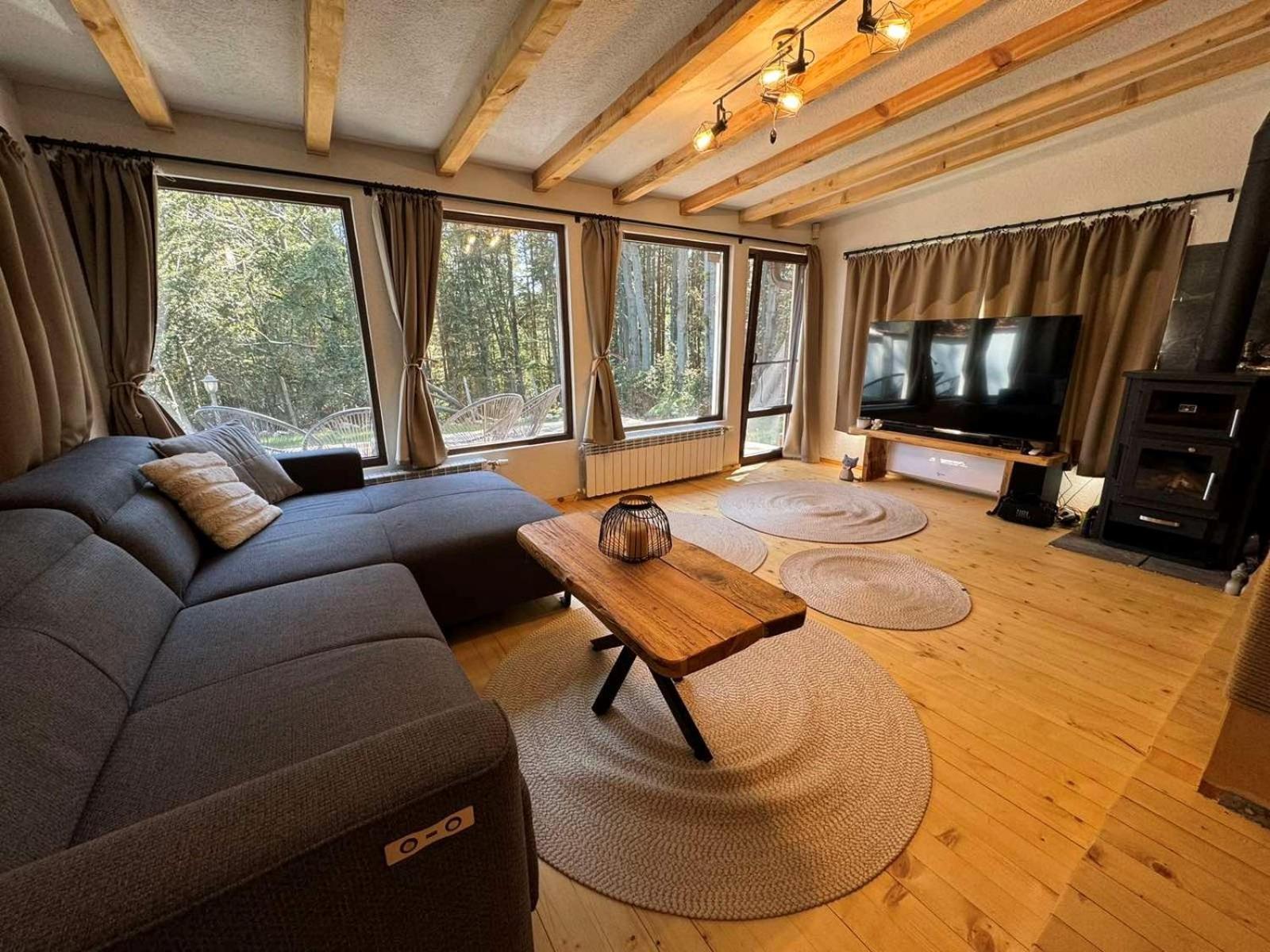 Villa Yarema Mountain Relax with Hot Jacuzzi & Sauna by BookVillaBG