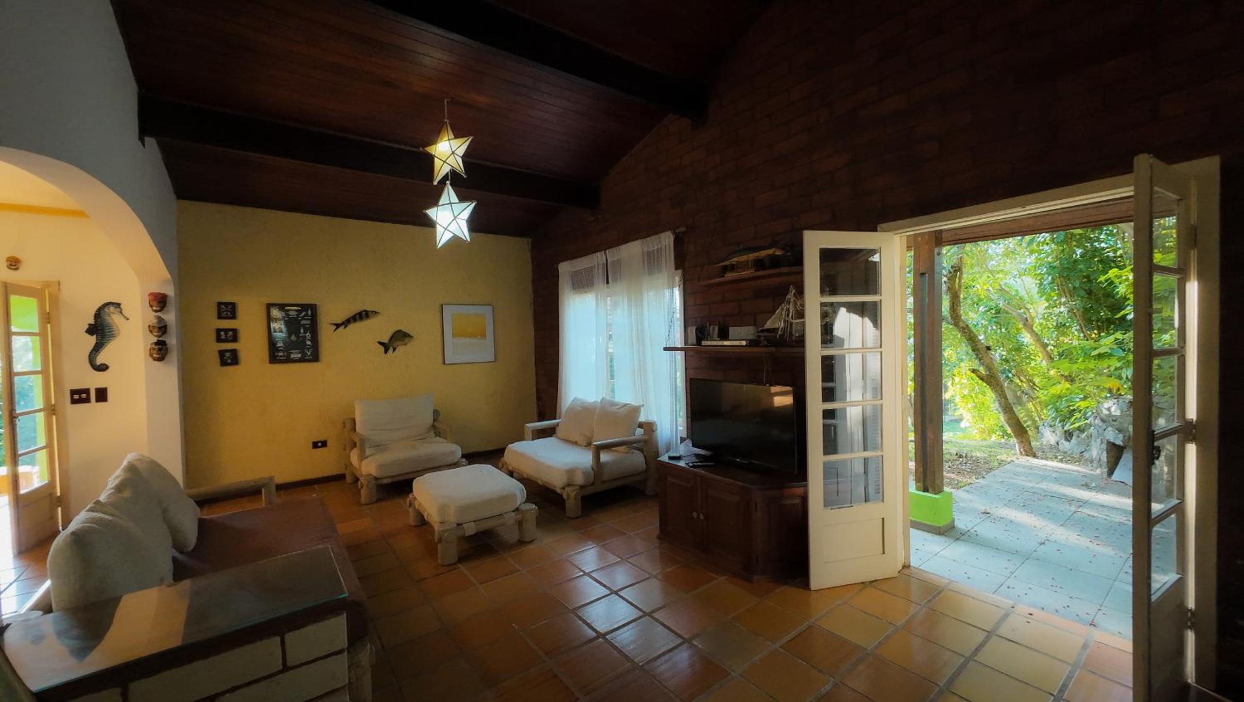 Casa com Piscina, Jardim e Vista Incrível para o mar