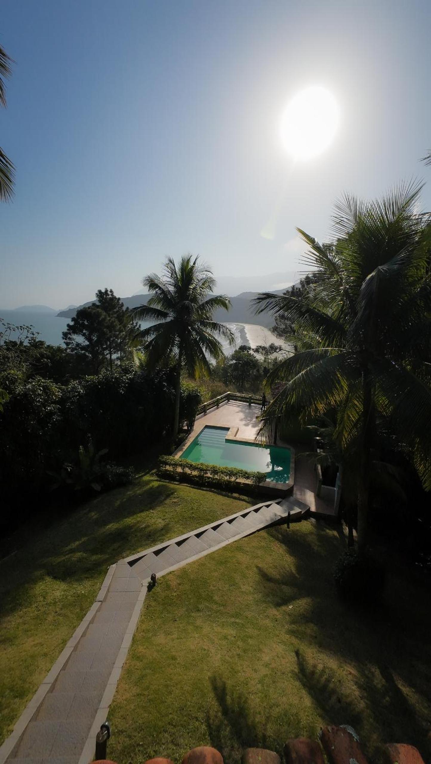 Casa com Piscina, Jardim e Vista Incrível para o mar