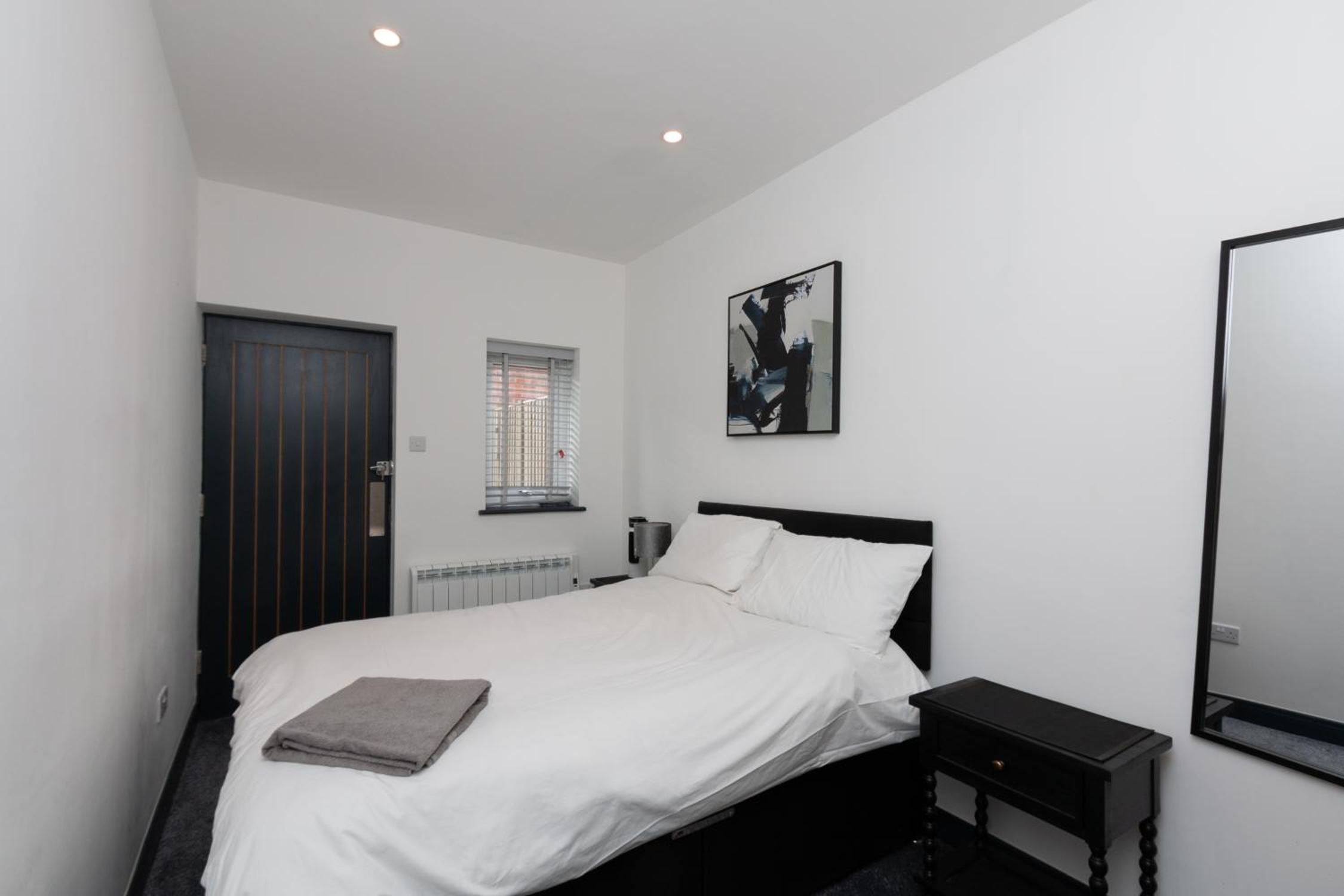 Three Bedroom Apartment with Garden and Parking, close to Mainline Station view 2
