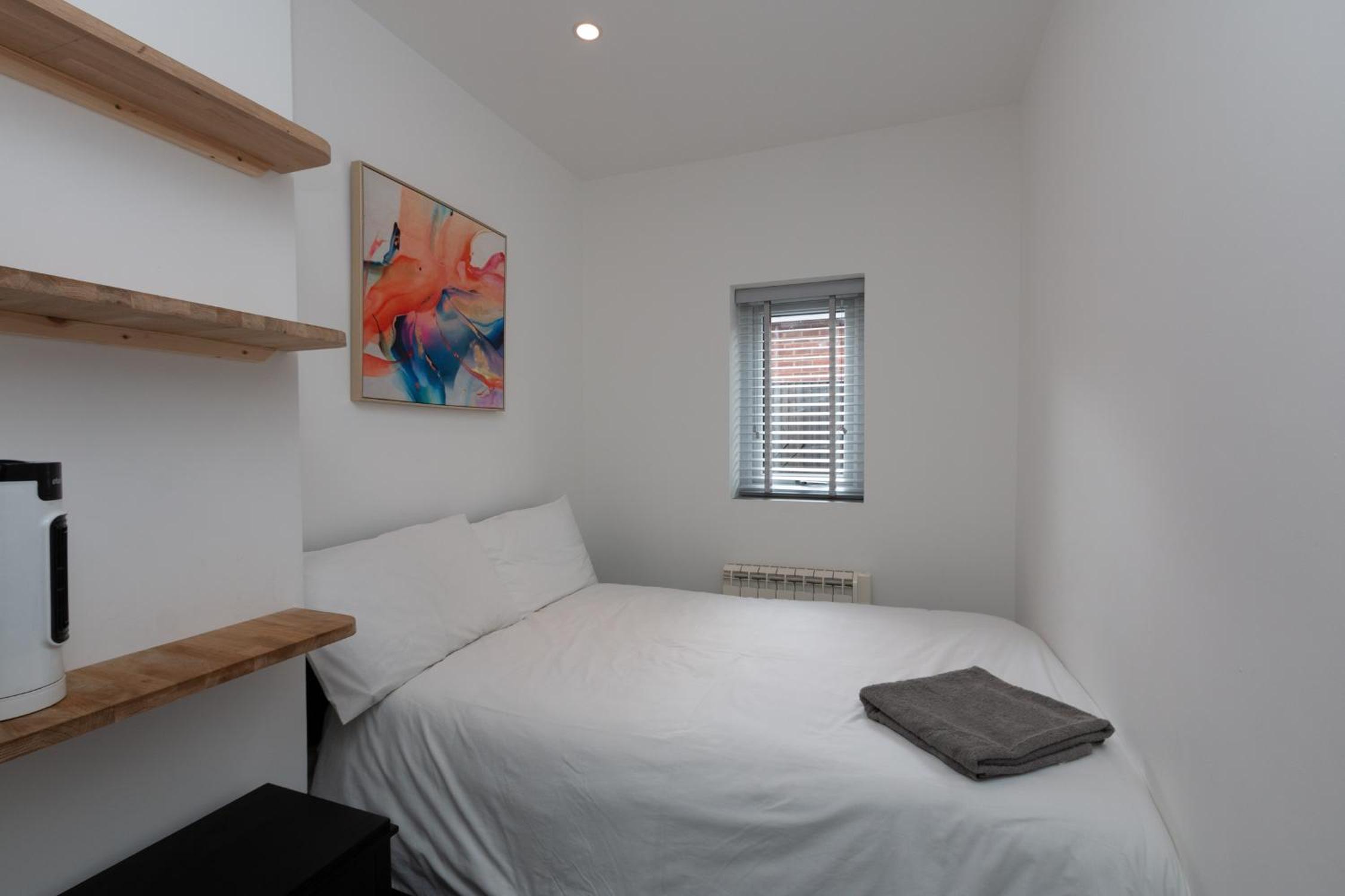Three Bedroom Apartment with Garden and Parking, close to Mainline Station view 3