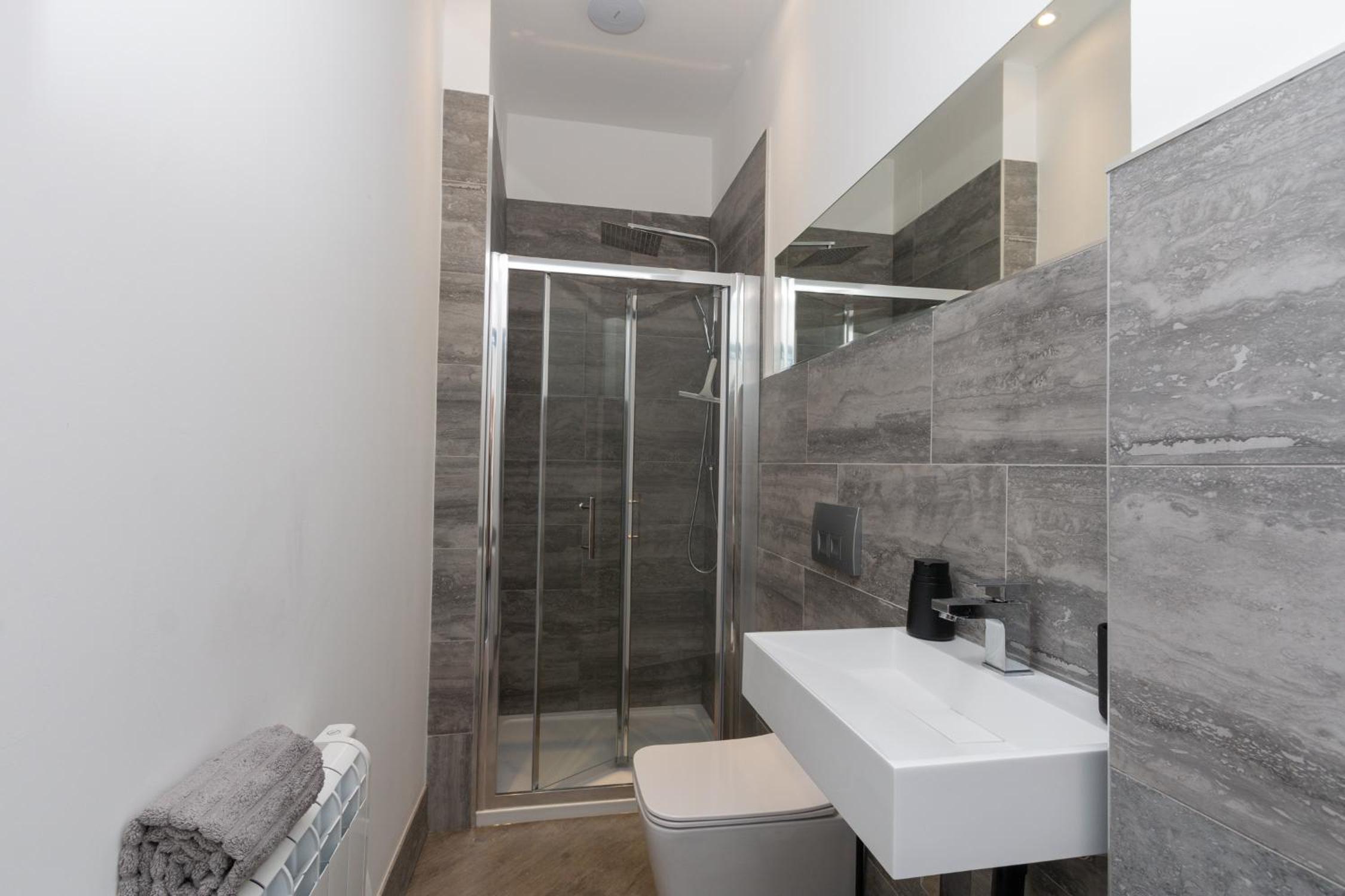 Three Bedroom Apartment with Garden and Parking, close to Mainline Station view 4