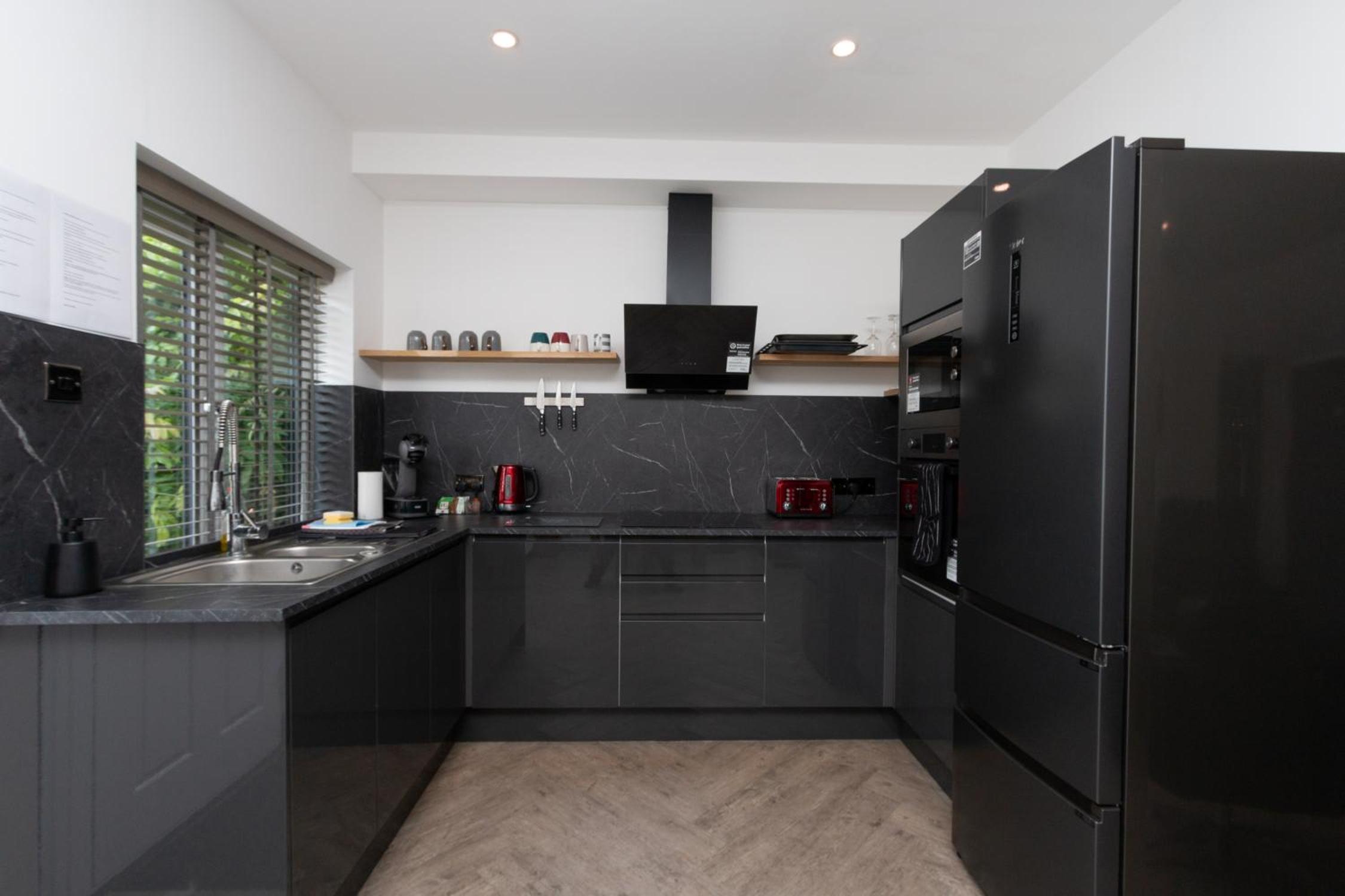 Three Bedroom Apartment with Garden and Parking, close to Mainline Station view 5