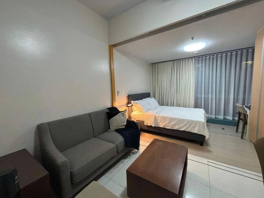 BGC 1BR unit linked to Uptown Mall with own parking view 5