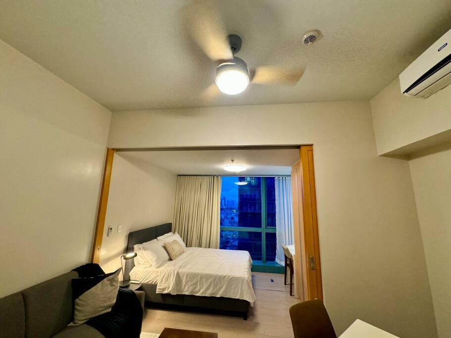 BGC 1BR unit linked to Uptown Mall with own parking view 4
