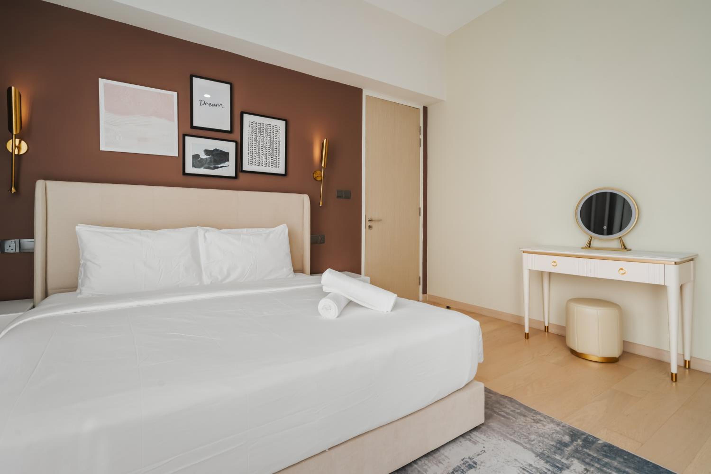 Deluxe 2BR Suite 400m to KLCC and LRT Station