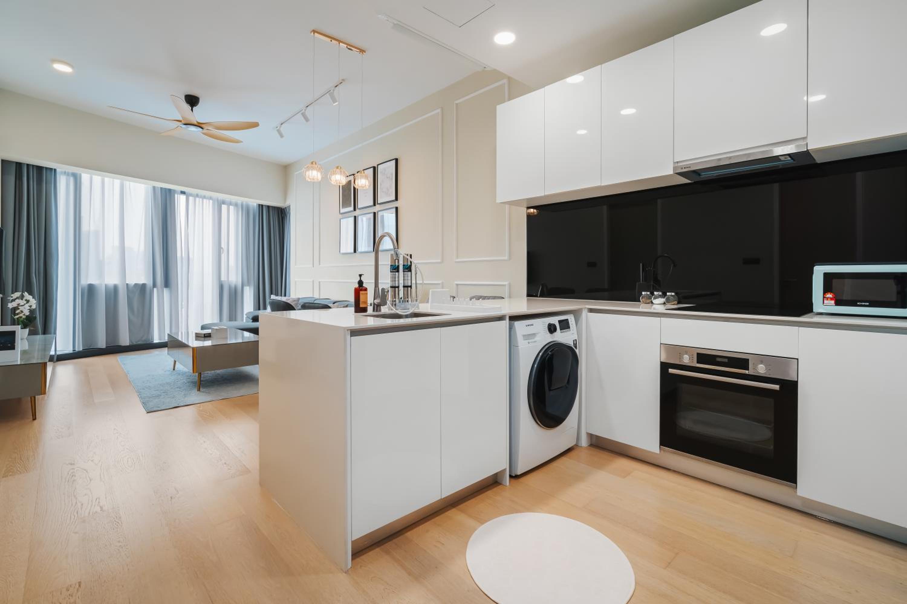 Deluxe 2BR Suite 400m to KLCC and LRT Station
